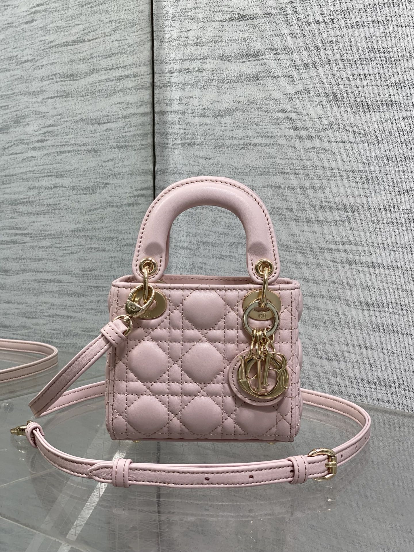NO:811915,Soft pink mini ready-made Lady's latest micro series, one bag can hold nothing but cute little bags, carefully made of soft sheep leather, iconic letter hardware buckle, exquisite bag shape, simple, fashionable and versatile, small capacity, can only hold lipstick, car keys, and can also be used as a card holder size 12*10*5cm, mini Princess Diana, sheepskin, Hermes,19860909柔粉迷你现货 Lady最新micro系列,一只什么都装不下,只能装下可爱的小包包,采用柔软的绵羊皮精心制作,标志性的字母五金扣,精巧的包形,简约时尚又百搭,容量较小,只能放下口红,车钥匙,还能当卡包 size12*10*5cm,mini戴妃,sheepskin,Hermes,,Bag