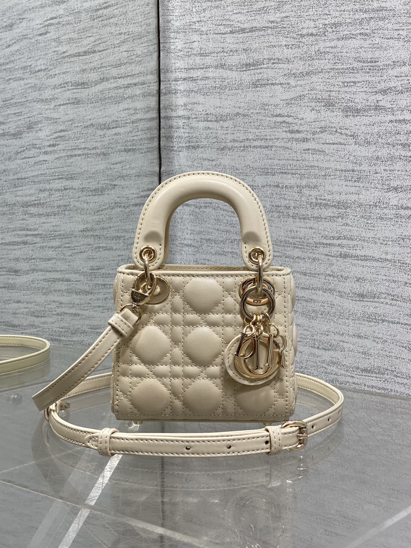 NO:811920,Mi Xing Mini Spot Lady's latest micro series, one bag can not hold anything, only cute little bags, carefully made of soft sheep leather, iconic letter hardware buckle, exquisite bag shape, simple, fashionable and versatile, small capacity, can only hold lipstick, car keys, and can also be used as a card holder size 12*10*5cm, mini Princess Diana, sheepskin, Hermes,19860909米杏迷你现货 Lady最新micro系列,一只什么都装不下,只能装下可爱的小包包,采用柔软的绵羊皮精心制作,标志性的字母五金扣,精巧的包形,简约时尚又百搭,容量较小,只能放下口红,车钥匙,还能当卡包 size12*10*5cm,mini戴妃,sheepskin,Hermes,,Bag