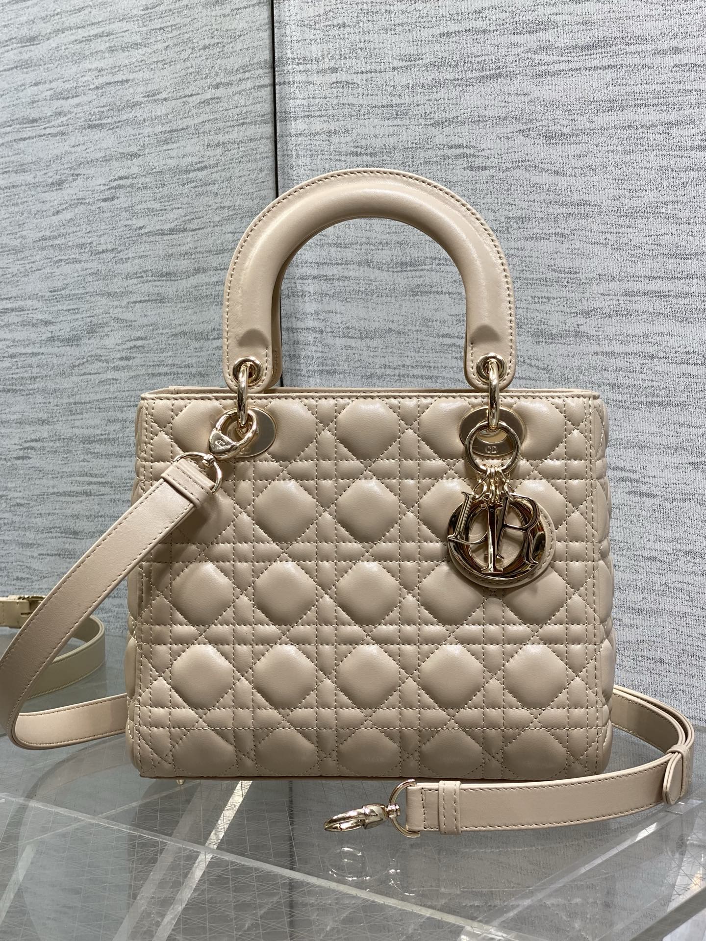 NO:811925,Light beige ready-made Lady's latest flip-top sheepskin five-compartment, classic upgrade, changed the previous scratchy zipper design, it is so considerate, after being hurt by various zipper bags, I really like the new five-compartment clamshell design, the capacity is perfect, it looks good when carried crosswise, the retro rhombus and the enduring bag shape, it is a classic bag that every girl deserves. Size: 24cm, three compartments, four compartments, five compartments  Dior Princess Diana, dior, sheepskin, Hermes,19860909浅米色现货 Lady最新翻盖羊皮五格,经典升级,改掉之前刮手的拉链设计,实在是太贴心了,被各种拉链包伤害后,真的非常喜欢新款五格的翻盖设计,容量满分,手拎斜跨都好看,复古的菱格和经久不衰的包形,是每个女孩子都值得拥有的经典包 size:24cm,三格 四格 五格 Dior戴妃,dior,sheepskin,Hermes,,Bag
