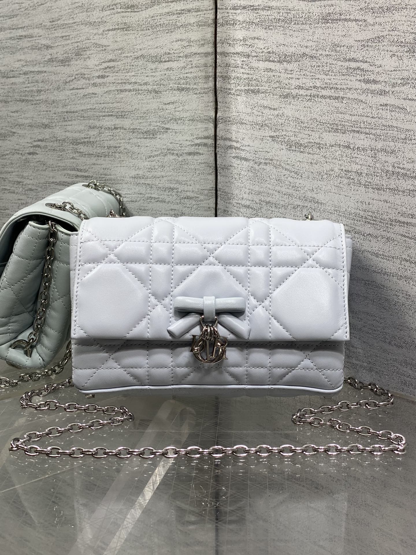NO:811930,Glacier Blue in stock Brick cabinet's latest bow chain WOC Iconic rattan lattice, classic letter pendant Chic bow design, matched with soft sheepskin Elegant and fashionable, the highlight is the beautiful bow chain Make the whole bag more refined, with multiple compartments and card slots inside, exquisite and practical size 21*11.5*7cm, original leather bow, sheepskin, Hermes,19860909冰川蓝现货 砖柜最新蝴蝴结链条WOC 标志性的藤纹格,经典的字母吊饰 别致的蝴蝶结设计,搭配柔软的羊皮 优雅又时尚,亮点在于绝美的蝴蝶结链条 令整个包更加的精致,内里多个隔层和卡槽,精美之余又实用度满满的 size21*11.5*7cm,原厂皮蝴蝶结,sheepskin,Hermes,,Bag