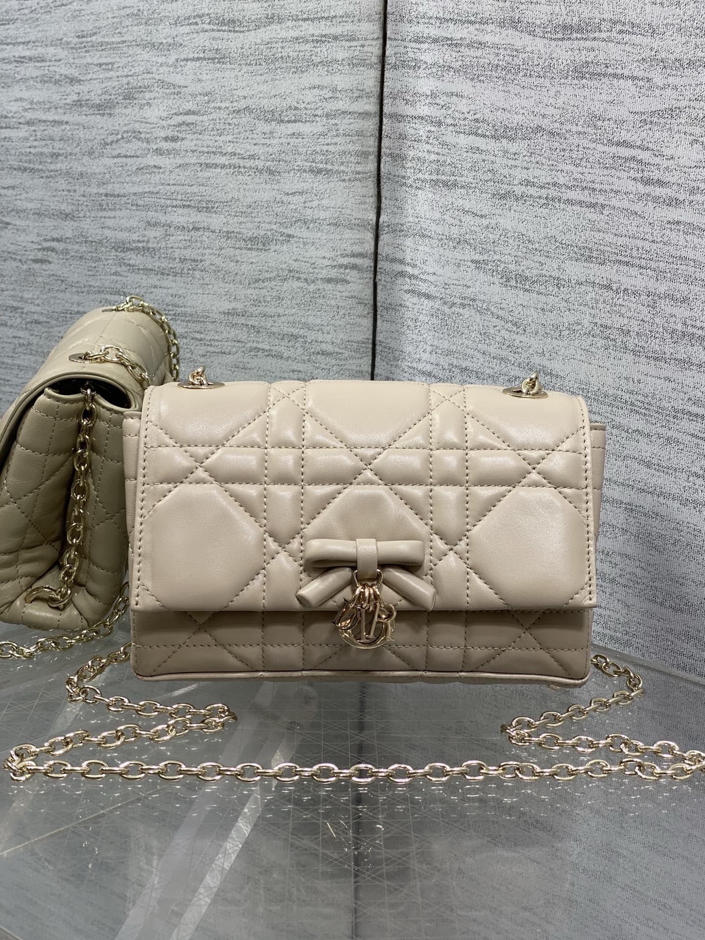 NO:811935,Camel beige in stock, brick cabinet latest bow chain WOC, iconic rattan pattern, classic letter pendant, unique bow design, matched with soft sheepskin, elegant and fashionable, the highlight is the beautiful bow chain, which makes the whole bag more refined, with multiple compartments and card slots inside, exquisite and practical, size 21*11.5*7cm, original leather bow, sheepskin, Hermes,19860909驼米色现货 砖柜最新蝴蝴结链条WOC 标志性的藤纹格,经典的字母吊饰 别致的蝴蝶结设计,搭配柔软的羊皮 优雅又时尚,亮点在于绝美的蝴蝶结链条 令整个包更加的精致,内里多个隔层和卡槽,精美之余又实用度满满的 size21*11.5*7cm,原厂皮蝴蝶结,sheepskin,Hermes,,Bag