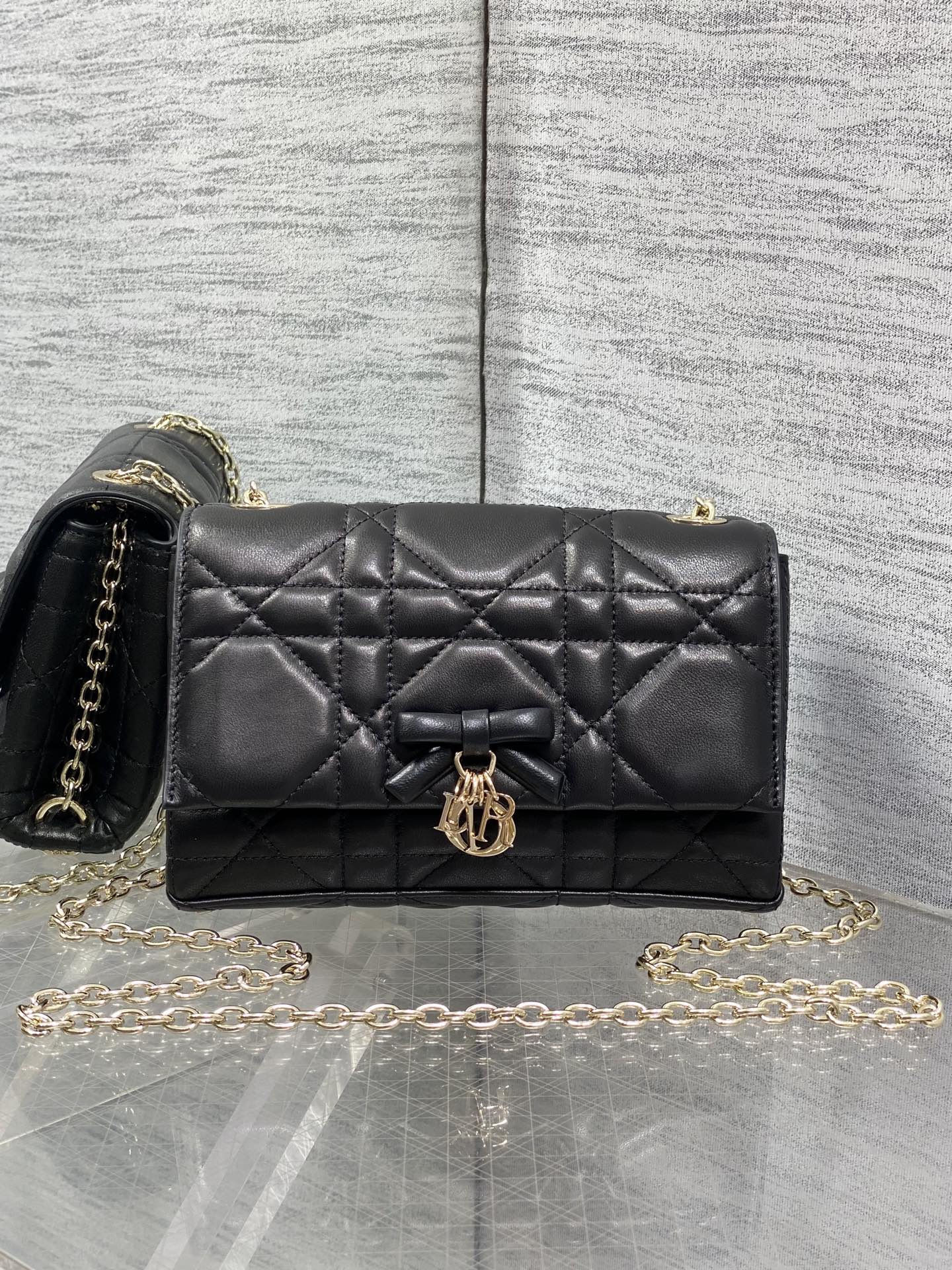 NO:811888,Black, in stock, the latest bow chain WOC for brick cabinets. Iconic rattan pattern, classic letter pendant, unique bow design, matched with soft sheepskin. Elegant and fashionable, the highlight is the beautiful bow chain. It makes the whole bag more refined. There are multiple compartments and card slots inside. It is exquisite and full of practicality. Size 21*11.5*7cm, original leather bow, sheepskin, Hermes,19860909黑色 现货 砖柜最新蝴蝴结链条WOC 标志性的藤纹格,经典的字母吊饰 别致的蝴蝶结设计,搭配柔软的羊皮 优雅又时尚,亮点在于绝美的蝴蝶结链条 令整个包更加的精致,内里多个隔层和卡槽,精美之余又实用度满满的 size21*11.5*7cm,原厂皮蝴蝶结,sheepskin,Hermes,,Bag