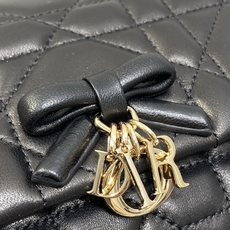 黑色 现货‼️砖柜最新蝴蝴结链条WOC标志性的藤纹格,经典的字母吊饰别致的蝴蝶结设计,搭配柔软的羊皮优雅 黑色 现货‼️砖柜最新蝴蝴结链条WOC标志性的藤纹格,经典的字母吊饰别致的蝴蝶结设计,搭配柔软的羊皮优雅