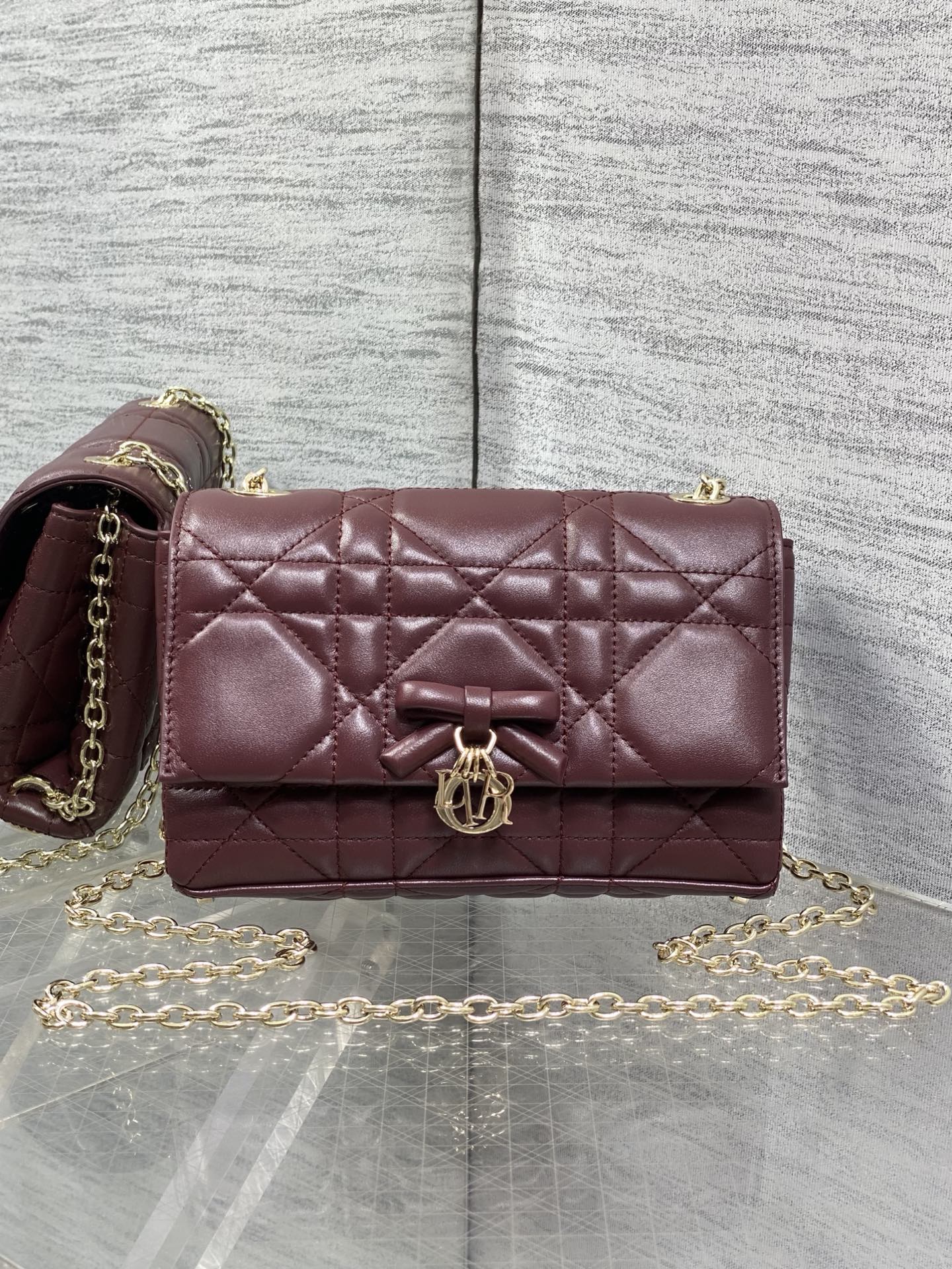 NO:811894,Burgundy ready stock. Brick cabinet's latest bow chain WOC. Iconic rattan lattice, classic letter pendant. Chic bow design, matched with soft sheepskin. Elegant and fashionable. The highlight is the beautiful bow chain. It makes the whole bag more refined. There are multiple compartments and card slots inside. It is exquisite and full of practicality. Size 21*11.5*7cm, original leather bow, sheepskin, Hermes,19860909酒红色现货 砖柜最新蝴蝴结链条WOC 标志性的藤纹格,经典的字母吊饰 别致的蝴蝶结设计,搭配柔软的羊皮 优雅又时尚,亮点在于绝美的蝴蝶结链条 令整个包更加的精致,内里多个隔层和卡槽,精美之余又实用度满满的 size21*11.5*7cm,原厂皮蝴蝶结,sheepskin,Hermes,,Bag