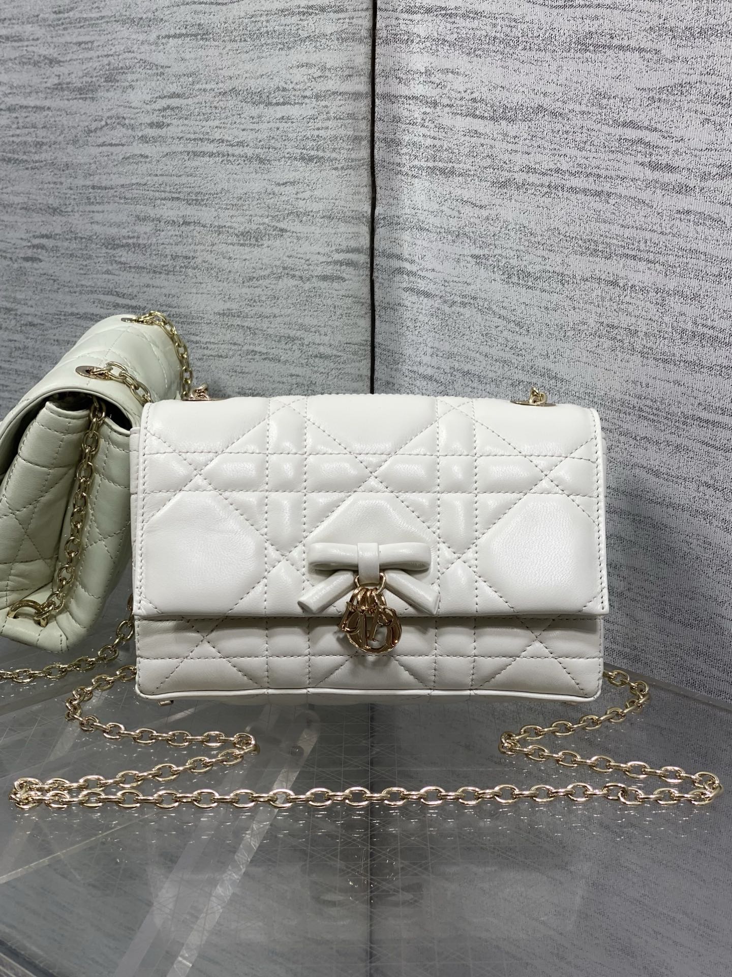NO:811900,White ready stock. Brick cabinet's latest bow chain WOC. Iconic rattan pattern, classic letter pendant. Chic bow design, matched with soft sheepskin. Elegant and fashionable. The highlight is the beautiful bow chain. It makes the whole bag more exquisite. There are multiple compartments and card slots inside. It is exquisite and full of practicality. Size 21*11.5*7cm, original leather bow, sheepskin, Hermes,19860909白色现货 砖柜最新蝴蝴结链条WOC 标志性的藤纹格,经典的字母吊饰 别致的蝴蝶结设计,搭配柔软的羊皮 优雅又时尚,亮点在于绝美的蝴蝶结链条 令整个包更加的精致,内里多个隔层和卡槽,精美之余又实用度满满的 size21*11.5*7cm,原厂皮蝴蝶结,sheepskin,Hermes,,Bag
