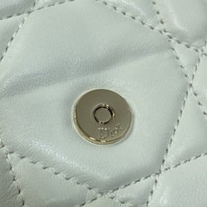 白色现货‼️砖柜最新蝴蝴结链条WOC标志性的藤纹格,经典的字母吊饰别致的蝴蝶结设计,搭配柔软的羊皮优雅又 白色现货‼️砖柜最新蝴蝴结链条WOC标志性的藤纹格,经典的字母吊饰别致的蝴蝶结设计,搭配柔软的羊皮优雅又