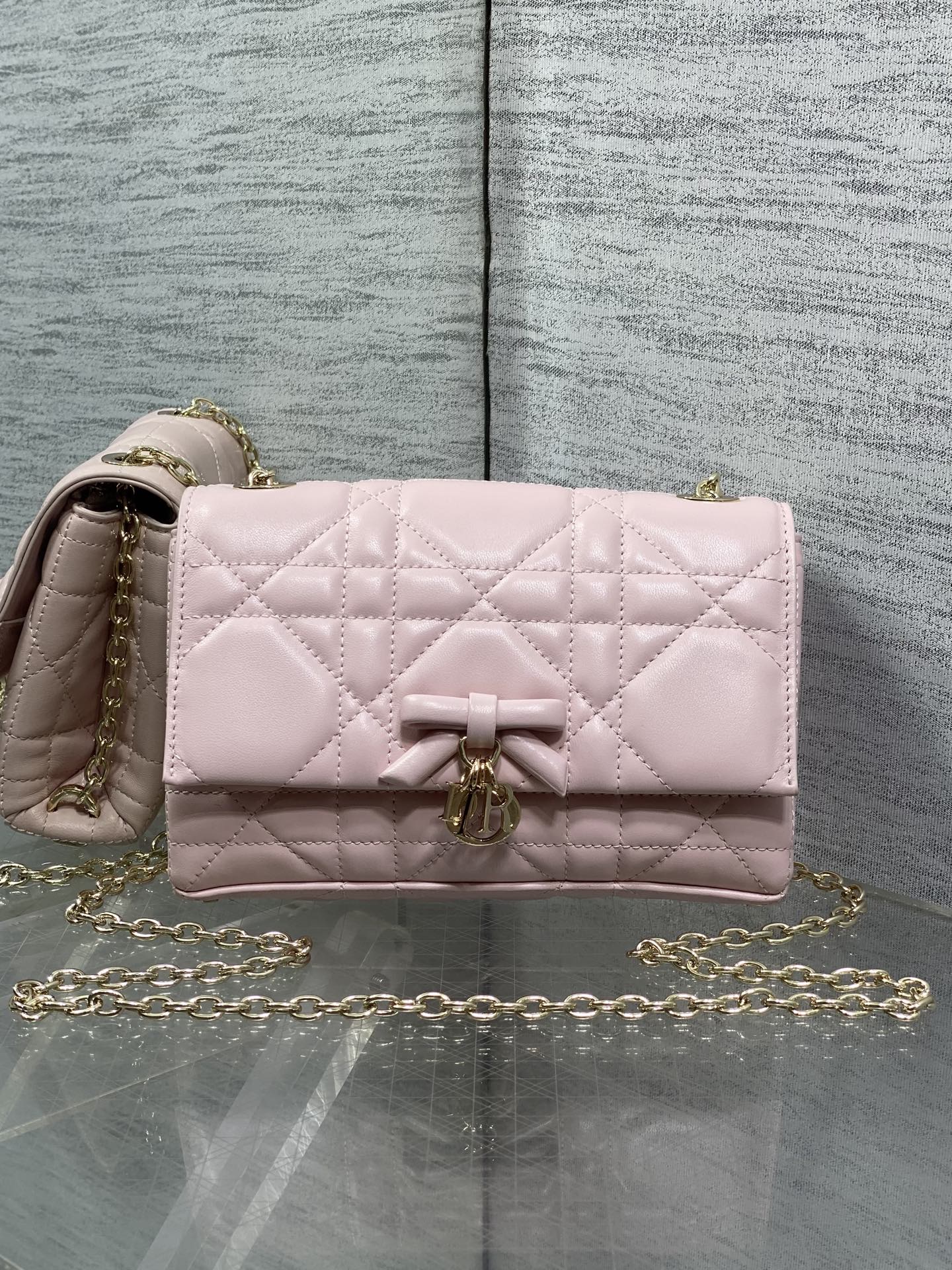 NO:811906,Soft pink in stock. Brick cabinet's latest bow chain WOC. Iconic rattan lattice, classic letter pendant. Unique bow design, matched with soft sheepskin. Elegant and fashionable. The highlight is the beautiful bow chain. It makes the whole bag more exquisite. There are multiple compartments and card slots inside. It is exquisite and full of practicality. Size 21*11.5*7cm, original leather bow, sheepskin, Hermes,19860909柔粉色现货 砖柜最新蝴蝴结链条WOC 标志性的藤纹格,经典的字母吊饰 别致的蝴蝶结设计,搭配柔软的羊皮 优雅又时尚,亮点在于绝美的蝴蝶结链条 令整个包更加的精致,内里多个隔层和卡槽,精美之余又实用度满满的 size21*11.5*7cm,原厂皮蝴蝶结,sheepskin,Hermes,,Bag