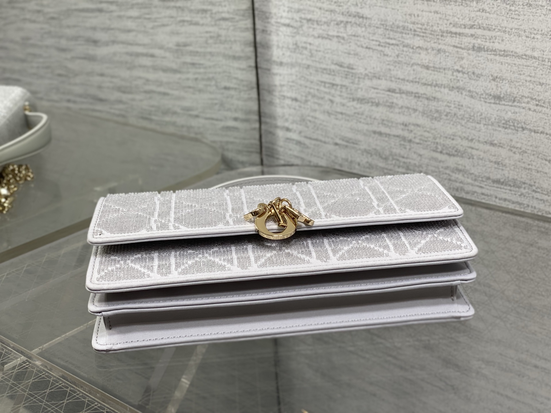 现货‼️Miss Dior最新限量手工珠子micro系列,一只什么都装不下,只能装下可爱的小包包😘,皮面 现货‼️Miss Dior最新限量手工珠子micro系列,一只什么都装不下,只能装下可爱的小包包😘,皮面