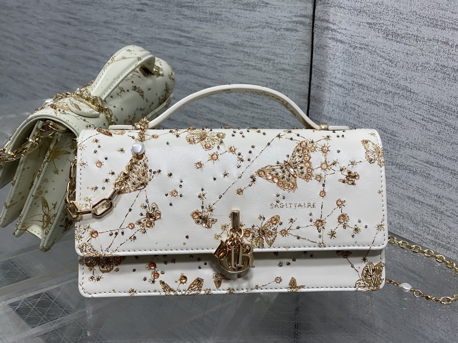 NO:811944,In stock Miss Dior's latest limited handmade bead micro series, one can't hold anything, only cute little bags, every thread and bead on the leather surface is hand-embroidered, the capacity is small, it can only hold lipstick, car keys, and can also be used as a card holder size 21*11.5*4cm, Princess Diana heavy industry beads, dior, Hermes,19860909现货 Miss Dior最新限量手工珠子micro系列,一只什么都装不下,只能装下可爱的小包包,皮面上的每一根线每一颗珠子都是手工刺绣,容量较小,只能放下口红,车钥匙,还能当卡包 size21*11.5*4cm,戴妃重工珠子,dior,Hermes,,Bag