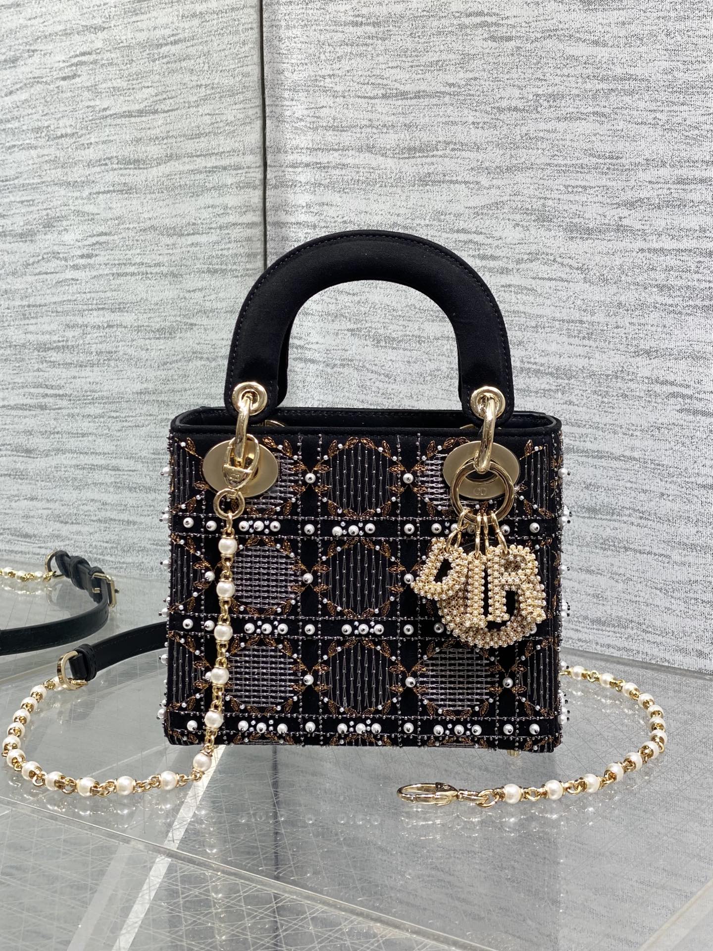 NO:811948,In stock, Lady's latest limited edition heavy-made bead Princess Diana bag, a must-have three-compartment small bag for everyone. Charming, elegant and full of aura, it is also full of femininity when carried cross-body, classic fashion style. Everyone has a beautiful bag on Instagram and many fashion icons, don't miss it. Sze17cm, Princess Diana heavy-made beads, Hermes,19860909现货 Lady最新限量版重工珠子戴妃包,人手一个必备的三格小包.迷人优雅又气场十足,斜挎手拎也是女人味十足,经典时尚风格.ins和众多时尚icon都人手一个的美包,别错过哦 Sze17cm,戴妃重工珠子,Hermes,,Bag
