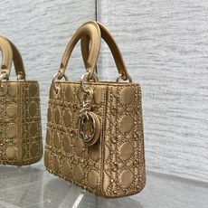 现货‼️Lady最新艺术限量版重工珠子刺绣四格戴妃包,人手一个必备的四格小包😍。迷人优雅又气场十足💃🏻, 现货‼️Lady最新艺术限量版重工珠子刺绣四格戴妃包,人手一个必备的四格小包😍。迷人优雅又气场十足💃🏻,
