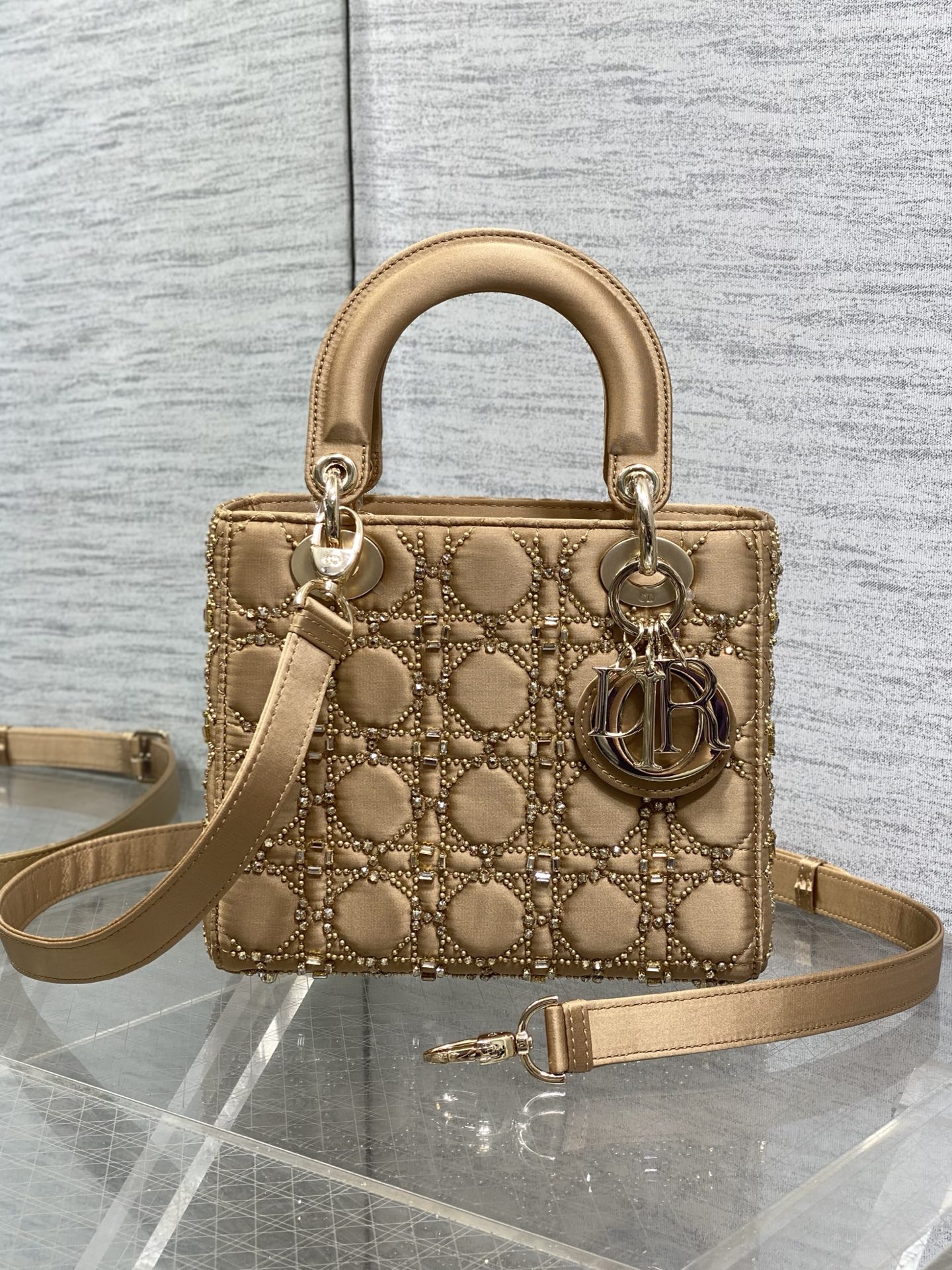 NO:811952,In stock, Lady's latest artistic limited edition heavy bead embroidered four-lattice Princess Diana bag, a must-have four-lattice small bag for everyone. Charming, elegant and full of aura, it is also full of femininity when carried cross-body, classic fashion style. Everyone has a beautiful bag on Instagram and many fashion icons, don't miss it. Size 20cm, Princess Diana's heavy bead embroidery, Hermes,19860909现货 Lady最新艺术限量版重工珠子刺绣四格戴妃包,人手一个必备的四格小包.迷人优雅又气场十足,斜挎手拎也是女人味十足,经典时尚风格.ins和众多时尚icon都人手一个的美包,别错过哦 size20cm,戴妃重工珠子,Hermes,,Bag