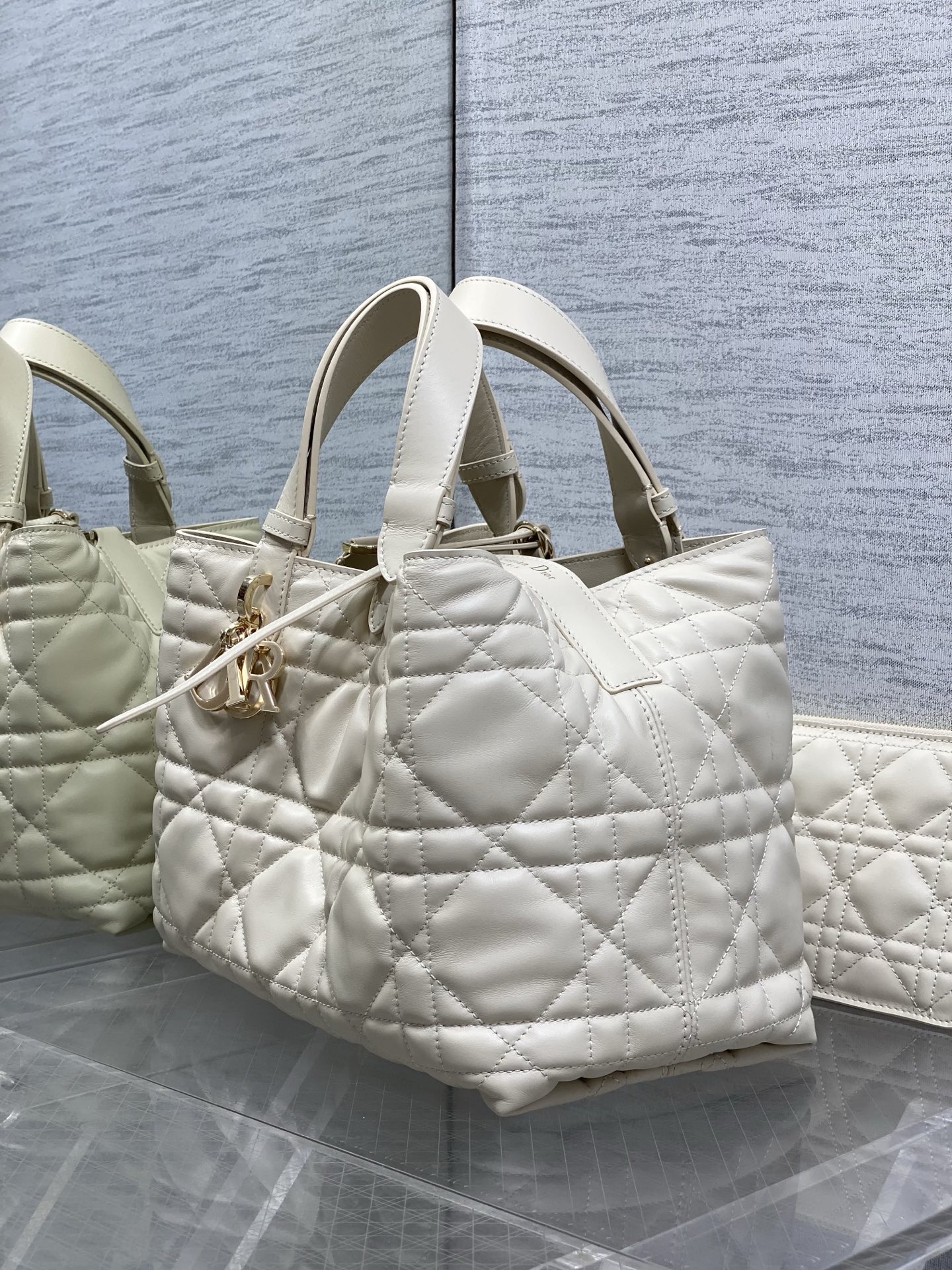 象牙白中号现货‼️全新升级版本 芯片版本内里配羊皮带着 Toujours 去旅行，超大菱格的设计，搭配经