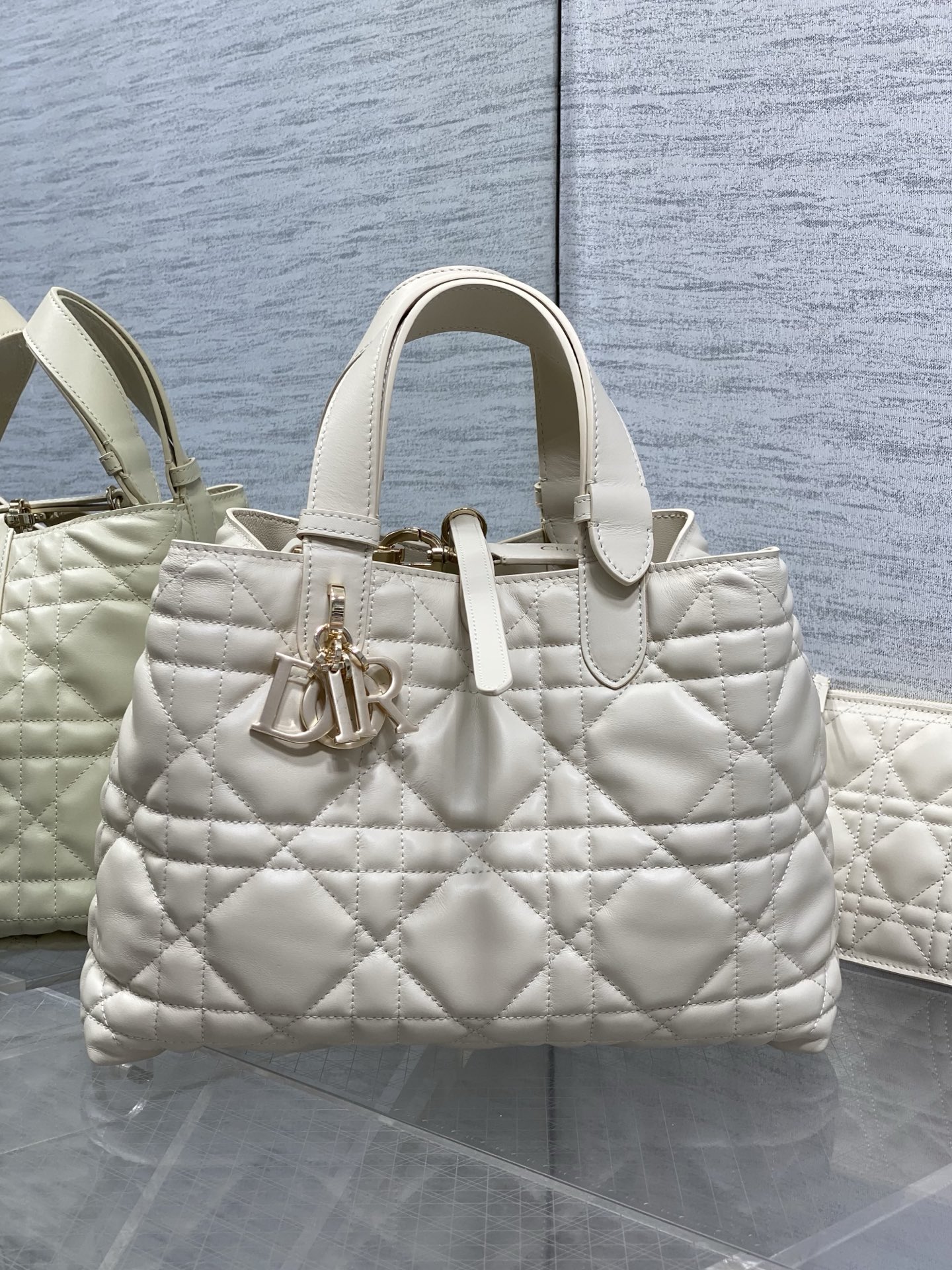 NO:811956,Ivory white medium size is in stock. New upgraded version. The chip version has sheepskin inside. Take Toujours with you when traveling. The oversized rhombus design is paired with classic letter accessories. It is full of modern fashion. The structure of the bag is very soft. The calfskin material is full of high-end feeling. The unique buckle can be folded on the side when it is fastened. The capacity is very nice. It is also thoughtfully equipped with an inner bag for easy storage of small items. size:28.5*19*21cm,Toujours popular Tote,cowhide,sheepskin,Hermes,19860909象牙白中号现货 全新升级版本 芯片版本内里配羊皮 带着 Toujours 去旅行,超大菱格的设计,搭配经典的字母配饰,摩登时尚感十足,包身结构十分柔软,小牛皮材质高级感满满,别具一格的扣饰扣合时侧面可折叠,容量非常nice,还贴心的配有一枚内袋,方便收納小物品哦 size:28.5*19*21cm,Toujours大爆款托特,cowhide,sheepskin,Hermes,,Bag