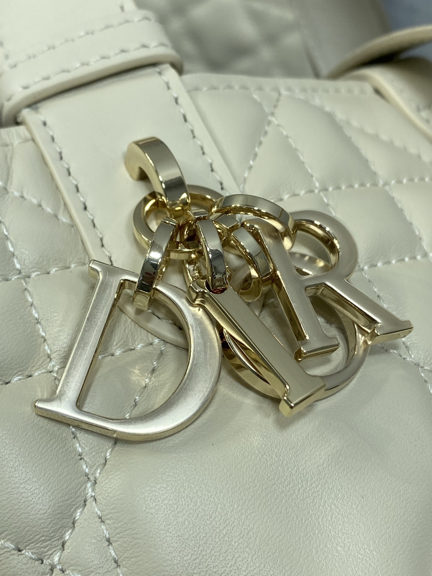 象牙白小号现货‼️全新升级版本，芯片版内里羊皮带着 Toujours 去旅行，超大菱格的设计，搭配经典的