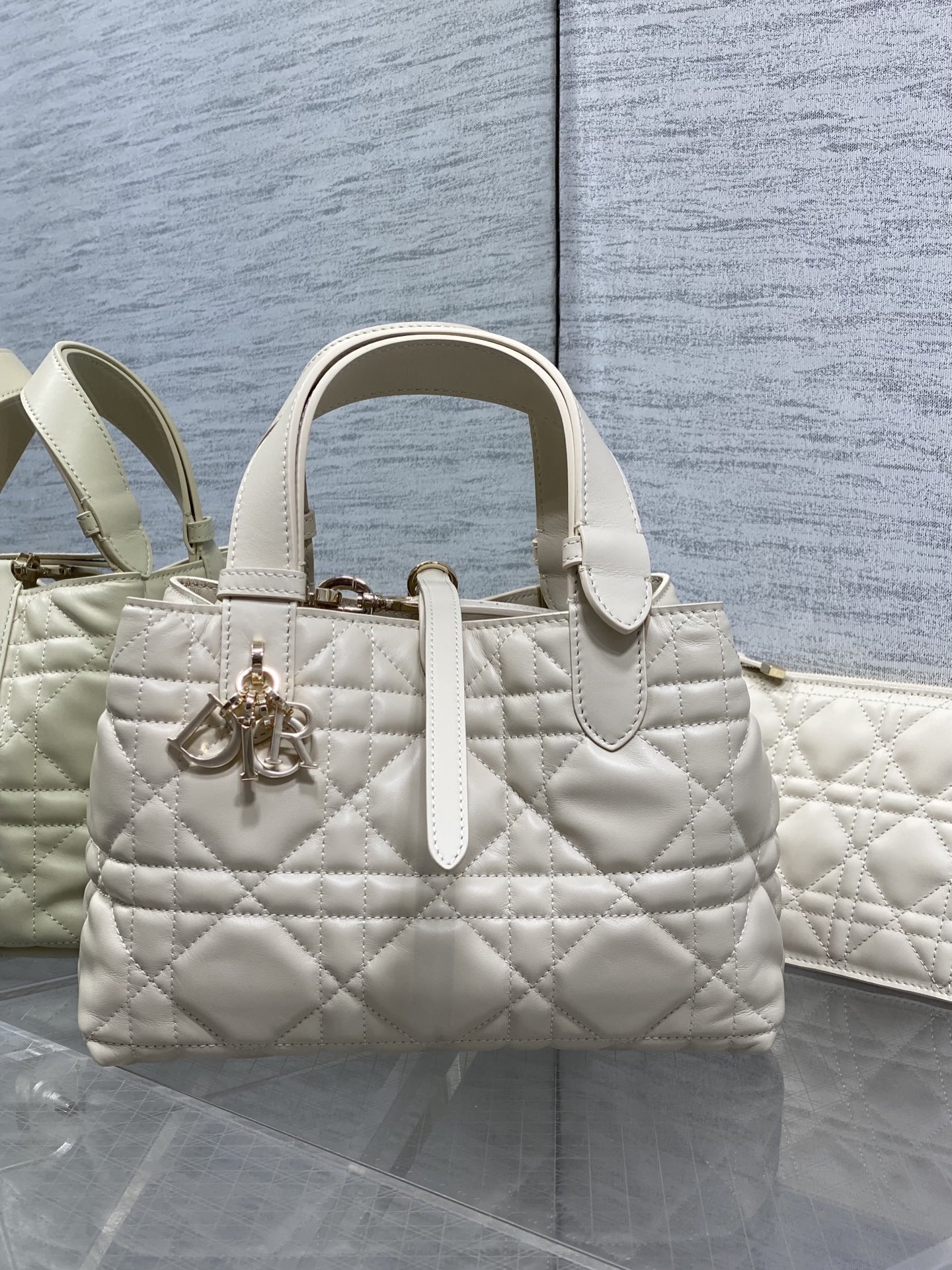 NO:811965,Ivory white small size is in stock. New upgraded version, chip version inner sheepskin. Take Toujours with you when you travel. The oversized rhombus design, with classic letter accessories, is full of modern fashion. The structure of the bag is very soft. The calfskin material is full of high-end feeling. The unique buckle can be folded on the side when it is fastened. The capacity is very nice. It also has an intimate inner bag for easy storage of small items. size:23*15*15cm,Toujours popular tote,cowhide,sheepskin,Hermes,19860909象牙白小号现货 全新升级版本,芯片版内里羊皮 带着 Toujours 去旅行,超大菱格的设计,搭配经典的字母配饰,摩登时尚感十足,包身结构十分柔软,小牛皮材质高级感满满,别具一格的扣饰扣合时侧面可折叠,容量非常nice,还贴心的配有一枚内袋,方便收納小物品哦 size:23*15*15cm,Toujours大爆款托特,cowhide,sheepskin,Hermes,,Bag