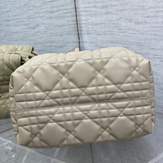 奶茶色中号现货‼️全新升级版本 芯片版本内里配羊皮带着 Toujours 去旅行,超大菱格的设计,搭配经 奶茶色中号现货‼️全新升级版本 芯片版本内里配羊皮带着 Toujours 去旅行,超大菱格的设计,搭配经