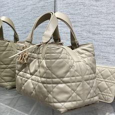 奶茶色中号现货‼️全新升级版本 芯片版本内里配羊皮带着 Toujours 去旅行,超大菱格的设计,搭配经 奶茶色中号现货‼️全新升级版本 芯片版本内里配羊皮带着 Toujours 去旅行,超大菱格的设计,搭配经