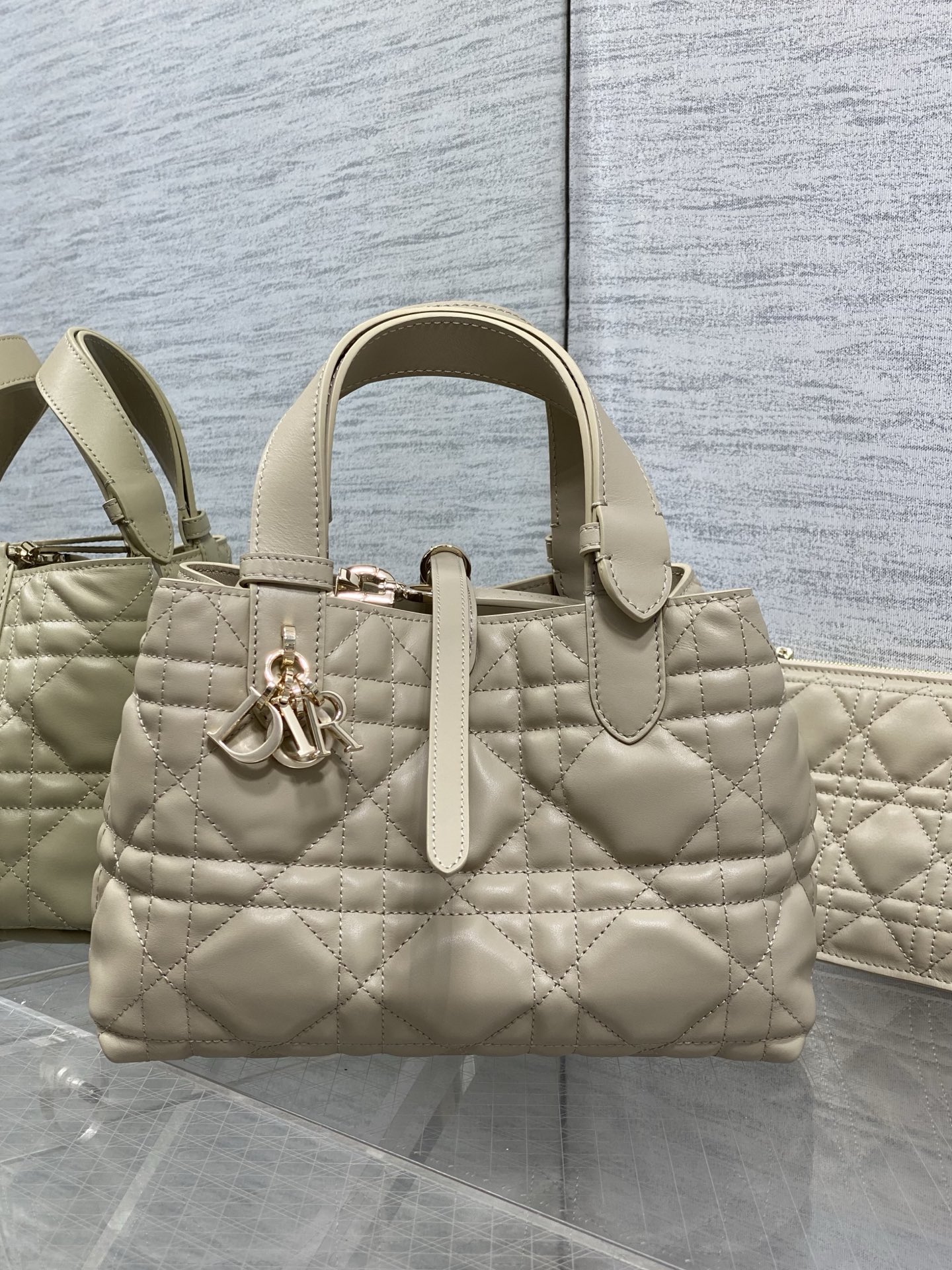NO:811941,Milk tea color small size is in stock. New upgraded version, chip version inner sheepskin. Take Toujours with you when traveling. The oversized rhombus design, with classic letter accessories, is full of modern fashion. The structure of the bag is very soft. The calfskin material is full of high-end feeling. The unique buckle can be folded on the side when fastened. The capacity is very nice. It is also equipped with an intimate inner bag for easy storage of small items. size:23*15*15cm,Toujours popular tote,cowhide,sheepskin,Hermes,19860909奶茶色小号现货 全新升级版本,芯片版内里羊皮 带着 Toujours 去旅行,超大菱格的设计,搭配经典的字母配饰,摩登时尚感十足,包身结构十分柔软,小牛皮材质高级感满满,别具一格的扣饰扣合时侧面可折叠,容量非常nice,还贴心的配有一枚内袋,方便收納小物品哦 size:23*15*15cm,Toujours大爆款托特,cowhide,sheepskin,Hermes,,Bag