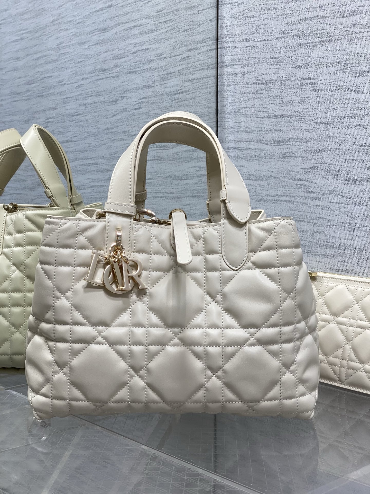 NO:811949,Medium size in light biscuit color is in stock. New upgraded version. Chip version with sheepskin lining. Take Toujours with you when traveling. The oversized rhombus design is paired with classic letter accessories. It is modern and fashionable. The structure of the bag is very soft. The calfskin material is full of high-end feeling. The unique buckle can be folded on the side when fastened. The capacity is very nice. It also has an inner pocket for convenient storage of small items. size:28.5*19*21cm,Toujours popular Tote,cowhide,sheepskin,Hermes,19860909浅饼干色中号现货 全新升级版本 芯片版本内里配羊皮 带着 Toujours 去旅行,超大菱格的设计,搭配经典的字母配饰,摩登时尚感十足,包身结构十分柔软,小牛皮材质高级感满满,别具一格的扣饰扣合时侧面可折叠,容量非常nice,还贴心的配有一枚内袋,方便收納小物品哦 size:28.5*19*21cm,Toujours大爆款托特,cowhide,sheepskin,Hermes,,Bag