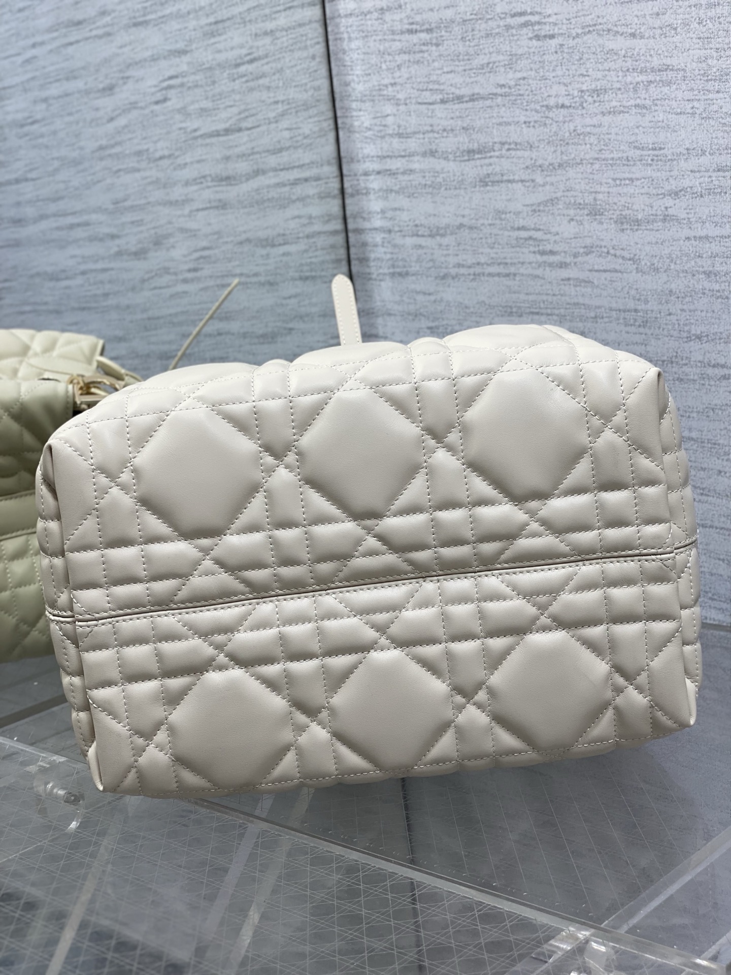 浅饼干色中号现货‼️全新升级版本 芯片版本内里配羊皮带着 Toujours 去旅行，超大菱格的设计，搭配