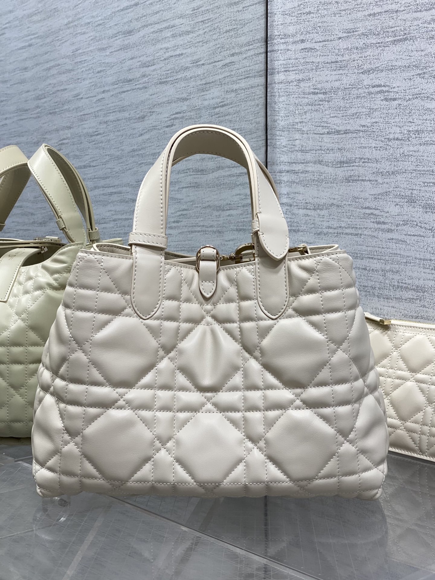 浅饼干色中号现货‼️全新升级版本 芯片版本内里配羊皮带着 Toujours 去旅行，超大菱格的设计，搭配