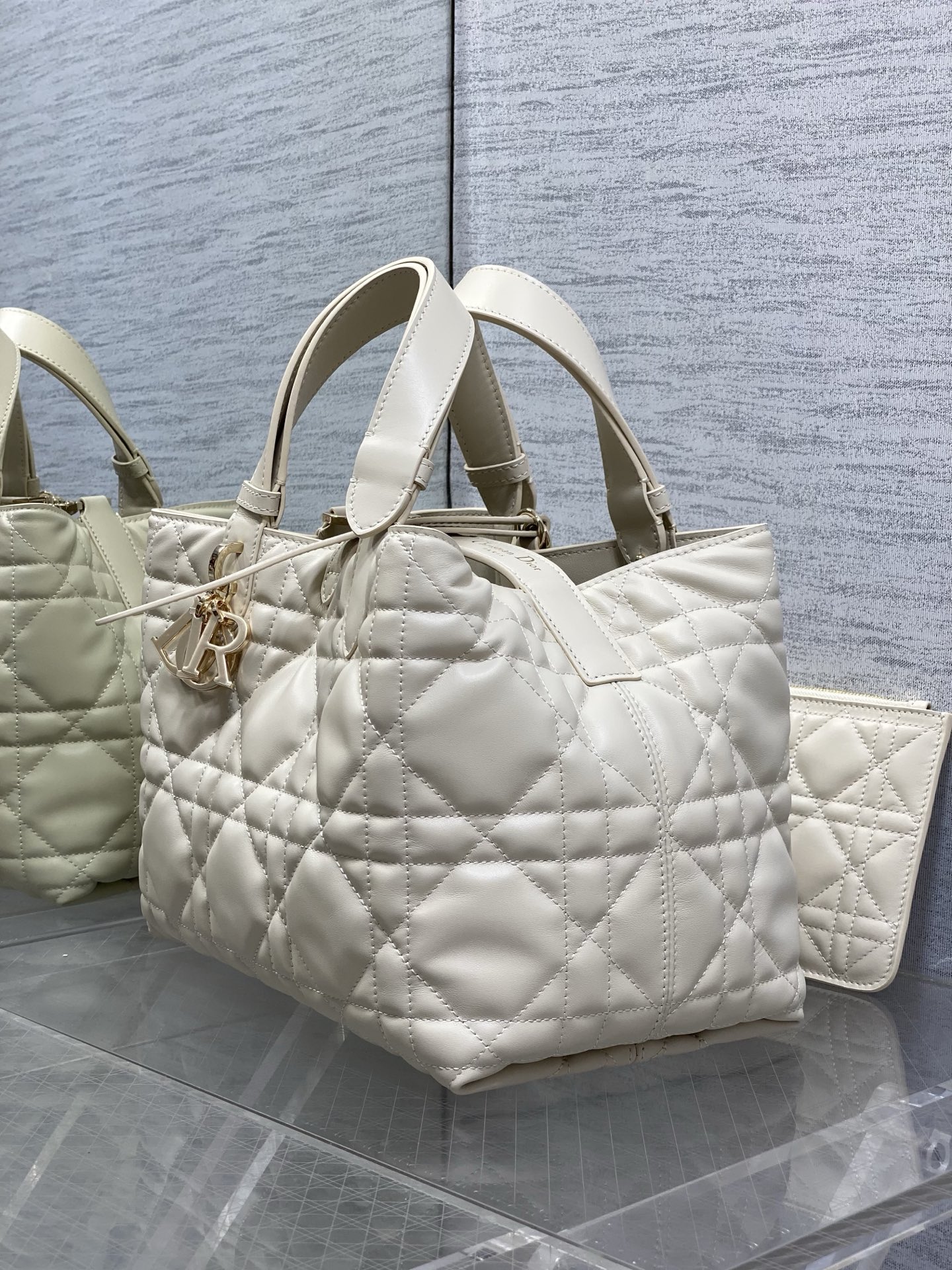 浅饼干色中号现货‼️全新升级版本 芯片版本内里配羊皮带着 Toujours 去旅行，超大菱格的设计，搭配