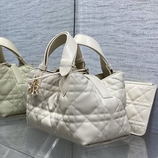 浅饼干色小号现货‼️全新升级版本,芯片版内里羊皮带着 Toujours 去旅行,超大菱格的设计,搭配经典 浅饼干色小号现货‼️全新升级版本,芯片版内里羊皮带着 Toujours 去旅行,超大菱格的设计,搭配经典