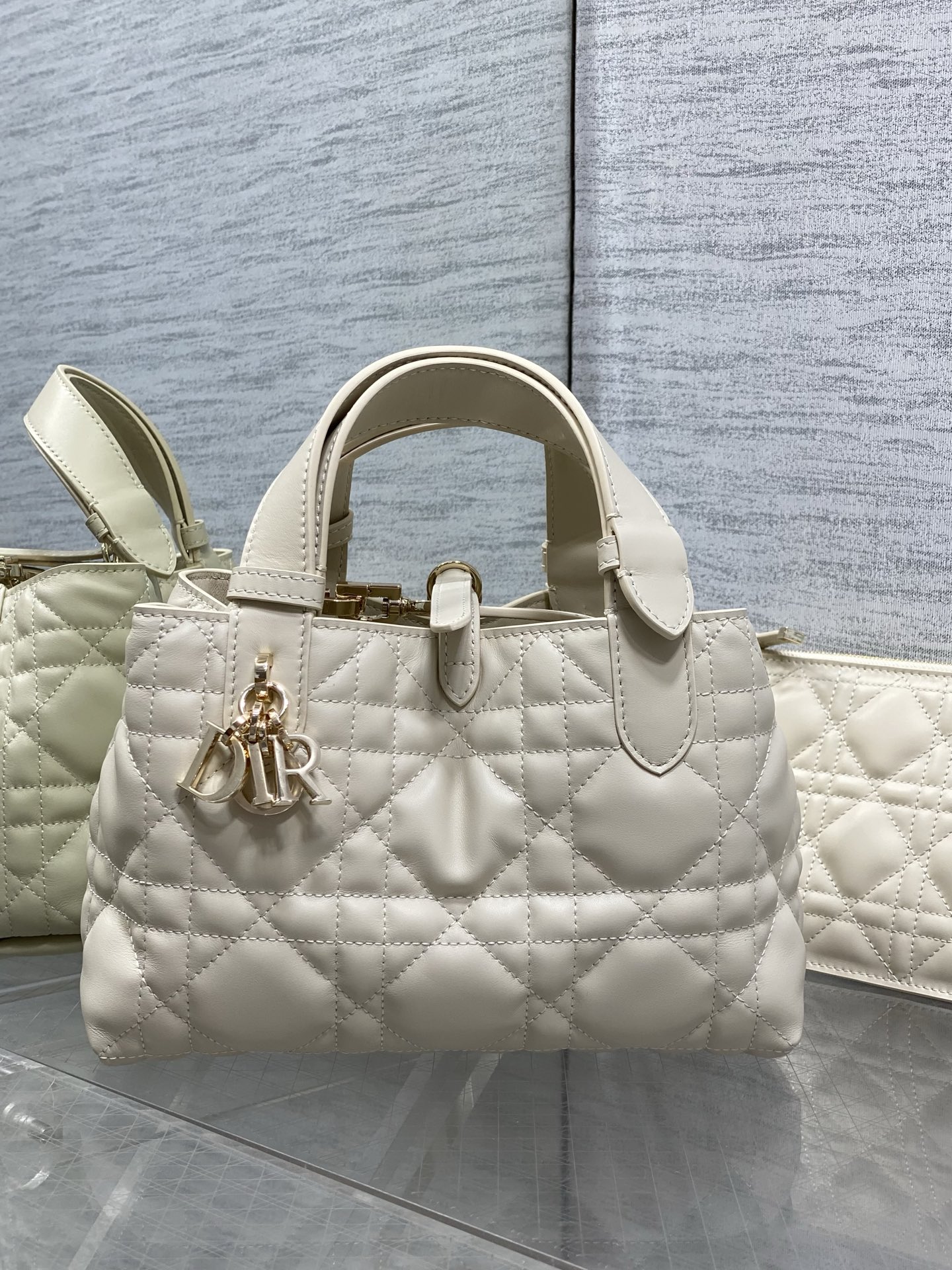 NO:811957,The light biscuit color small size is in stock. The new upgraded version has chip version of sheepskin lining. Take Toujours with you when traveling. The oversized rhombus design is paired with classic letter accessories. It is full of modern fashion. The structure of the bag is very soft. The calfskin material is full of high-end feeling. The unique buckle can be folded on the side when fastened. The capacity is very nice. It also has an inner pocket for easy storage of small items. size:23*15*15cm,Toujours popular tote,cowhide,sheepskin,Hermes,19860909浅饼干色小号现货 全新升级版本,芯片版内里羊皮 带着 Toujours 去旅行,超大菱格的设计,搭配经典的字母配饰,摩登时尚感十足,包身结构十分柔软,小牛皮材质高级感满满,别具一格的扣饰扣合时侧面可折叠,容量非常nice,还贴心的配有一枚内袋,方便收納小物品哦 size:23*15*15cm,Toujours大爆款托特,cowhide,sheepskin,Hermes,,Bag