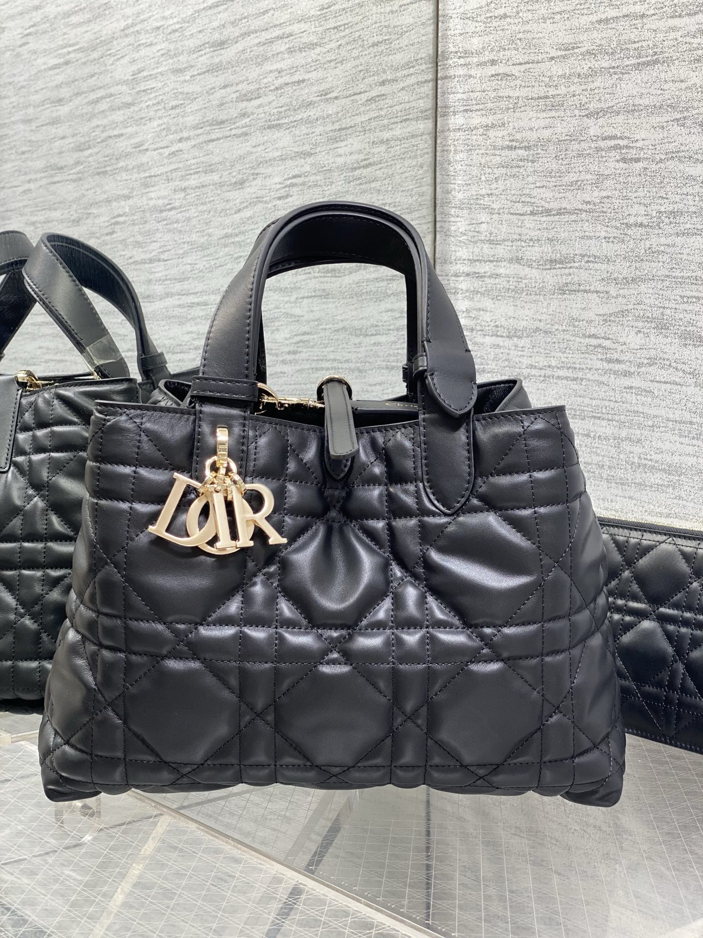 NO:811967,Black medium size in stock. New upgraded version. The chip version has sheepskin inside. Take Toujours with you when traveling. The oversized rhombus design is paired with classic letter accessories. It is modern and fashionable. The structure of the bag is very soft. The calfskin material is full of high-end feeling. The unique buckle can be folded on the side when it is closed. The capacity is very nice. It also has an inner pocket for easy storage of small items. size:28.5*19*21cm,Toujours popular Tote,cowhide,sheepskin,Hermes,19860909黑色中号现货 全新升级版本 芯片版本内里配羊皮 带着 Toujours 去旅行,超大菱格的设计,搭配经典的字母配饰,摩登时尚感十足,包身结构十分柔软,小牛皮材质高级感满满,别具一格的扣饰扣合时侧面可折叠,容量非常nice,还贴心的配有一枚内袋,方便收納小物品哦 size:28.5*19*21cm,Toujours大爆款托特,cowhide,sheepskin,Hermes,,Bag