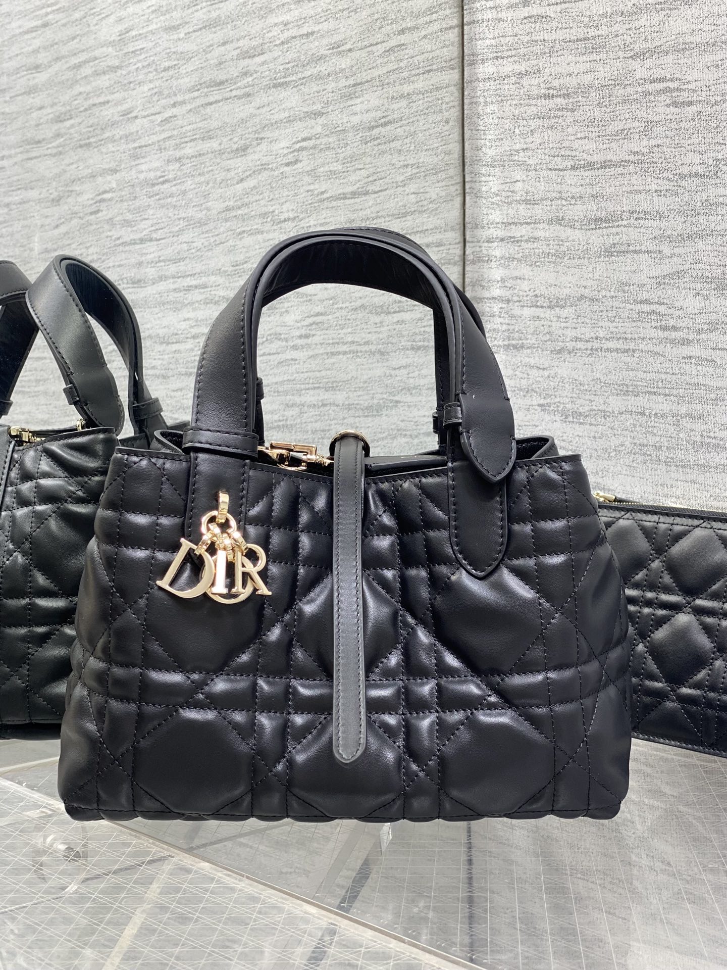 NO:811976,The black small size is in stock, a new upgraded version, with chip version of sheepskin lining. Take Toujours with you when traveling. The oversized rhombus design, with classic letter accessories, is full of modern fashion. The structure of the bag is very soft, and the calfskin material is full of high-end feeling. The unique buckle can be folded on the side when it is closed. The capacity is very nice, and it also has an intimate inner bag for easy storage of small items. size:23*15*15cm,Toujours popular tote,cowhide,sheepskin,Hermes,19860909黑色小号现货 全新升级版本,芯片版内里羊皮 带着 Toujours 去旅行,超大菱格的设计,搭配经典的字母配饰,摩登时尚感十足,包身结构十分柔软,小牛皮材质高级感满满,别具一格的扣饰扣合时侧面可折叠,容量非常nice,还贴心的配有一枚内袋,方便收納小物品哦 size:23*15*15cm,Toujours大爆款托特,cowhide,sheepskin,Hermes,,Bag