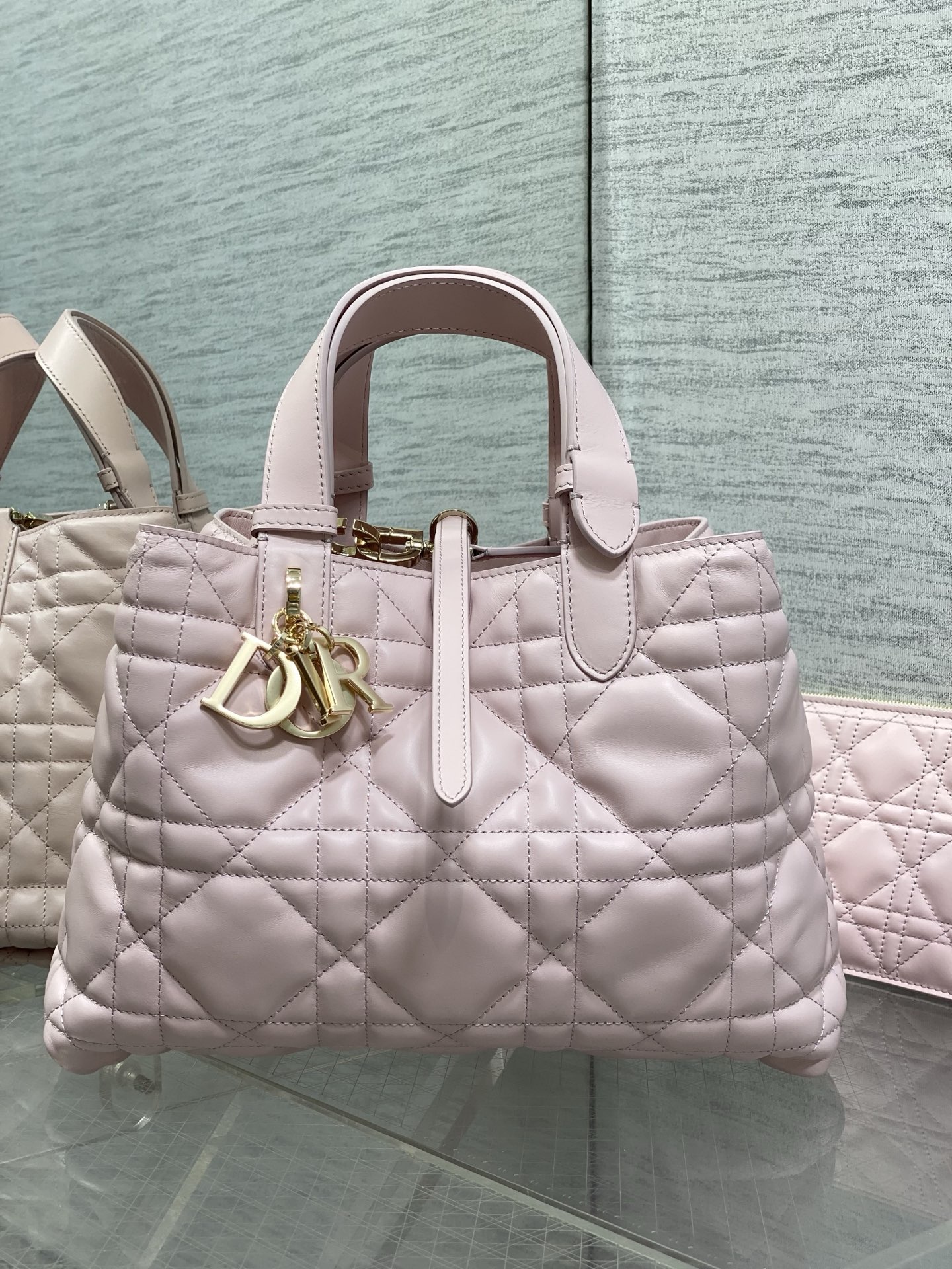 NO:811985,Pink medium size in stock. New upgraded version. The chip version is lined with sheepskin. Take Toujours with you when traveling. The oversized rhombus design is paired with classic letter accessories. It is modern and fashionable. The structure of the bag is very soft. The calfskin material is full of high-end feeling. The unique buckle can be folded on the side when it is closed. The capacity is very nice. It also has an inner pocket for easy storage of small items. size:28.5*19*21cm,Toujours popular Tote,cowhide,sheepskin,Hermes,19860909粉色中号现货 全新升级版本 芯片版本内里配羊皮 带着 Toujours 去旅行,超大菱格的设计,搭配经典的字母配饰,摩登时尚感十足,包身结构十分柔软,小牛皮材质高级感满满,别具一格的扣饰扣合时侧面可折叠,容量非常nice,还贴心的配有一枚内袋,方便收納小物品哦 size:28.5*19*21cm,Toujours大爆款托特,cowhide,sheepskin,Hermes,,Bag