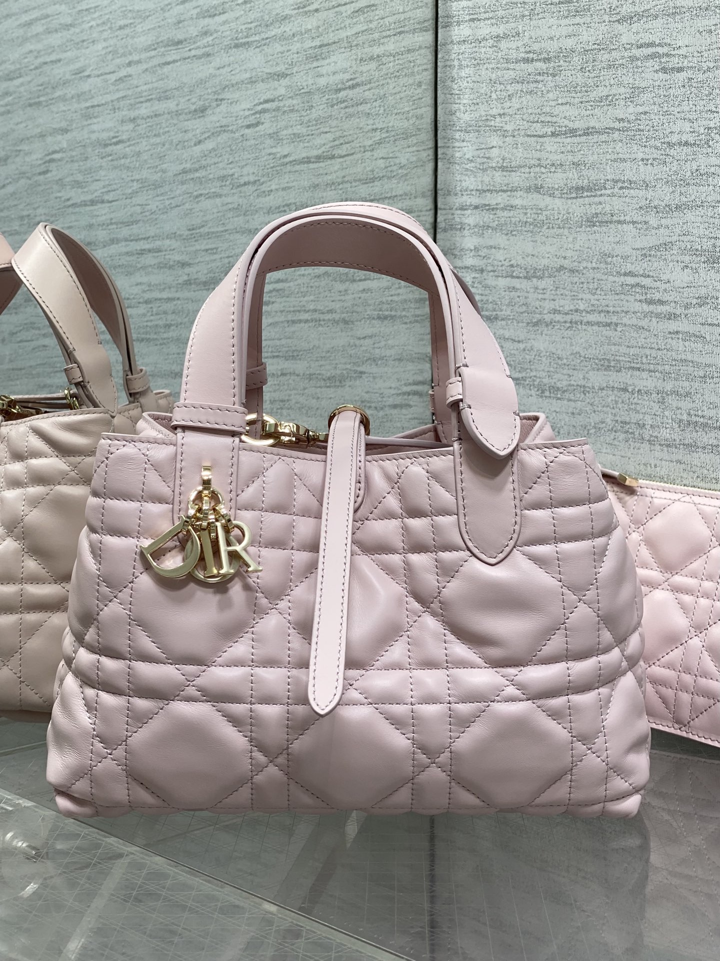 NO:811997,The pink small size is in stock, a new upgraded version, with chip version of sheepskin lining. Take Toujours with you when traveling. The oversized rhombus design, paired with classic letter accessories, is full of modern fashion. The structure of the bag is very soft, and the calfskin material is full of high-end feel. The unique buckle can be folded on the side when it is closed. The capacity is very nice, and it also has an intimate inner bag for easy storage of small items. size:23*15*15cm,Toujours popular tote,cowhide,sheepskin,Hermes,19860909粉色小号现货 全新升级版本,芯片版内里羊皮 带着 Toujours 去旅行,超大菱格的设计,搭配经典的字母配饰,摩登时尚感十足,包身结构十分柔软,小牛皮材质高级感满满,别具一格的扣饰扣合时侧面可折叠,容量非常nice,还贴心的配有一枚内袋,方便收納小物品哦 size:23*15*15cm,Toujours大爆款托特,cowhide,sheepskin,Hermes,,Bag