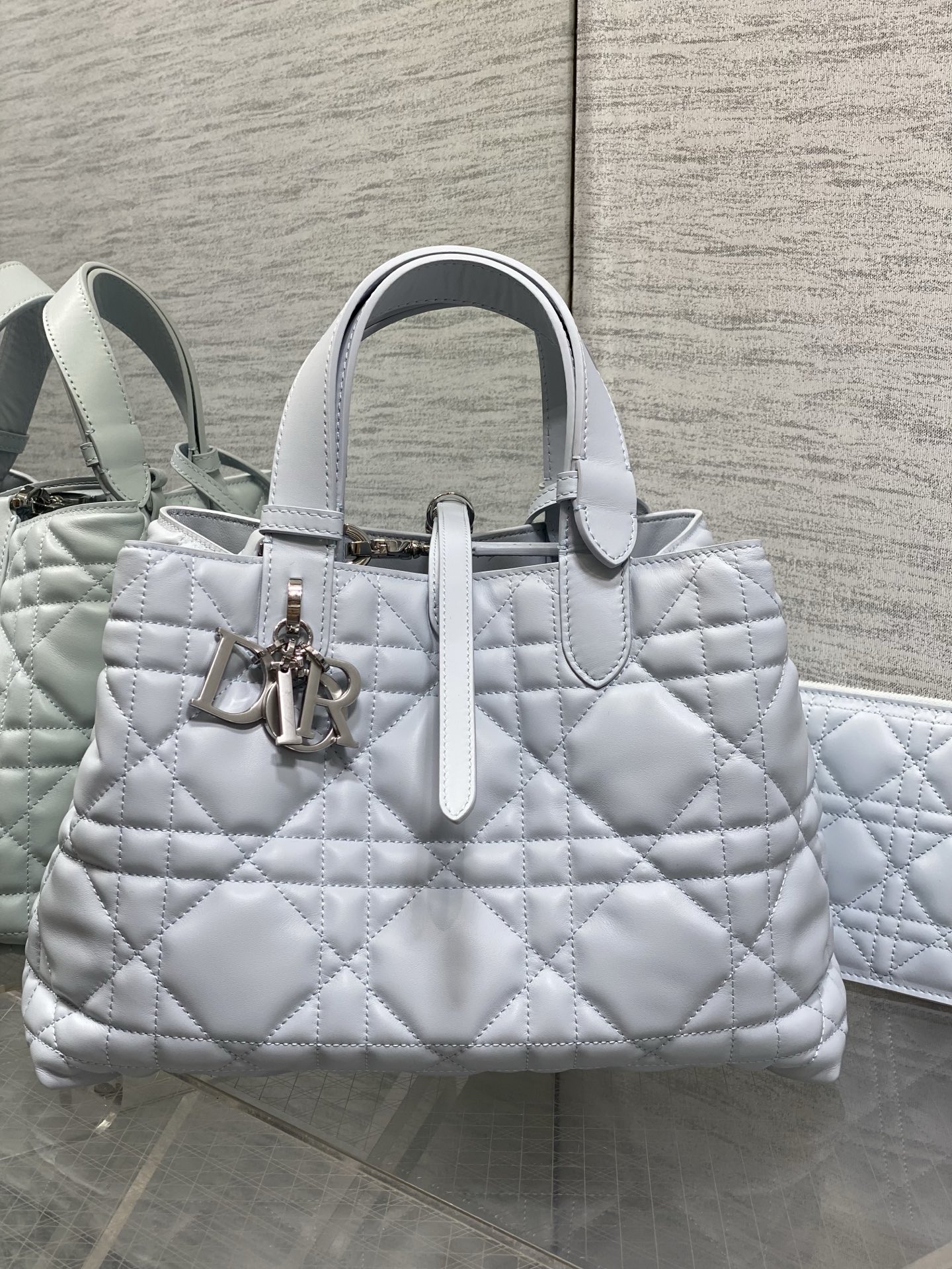 NO:812009,Glacier blue medium size is in stock. The new upgraded version. The chip version is lined with sheepskin. Take Toujours with you when traveling. The oversized rhombus design is paired with classic letter accessories. It is full of modern fashion. The structure of the bag is very soft. The calfskin material is full of high-end feeling. The unique buckle can be folded on the side when it is closed. The capacity is very nice. It also has an intimate inner bag for easy storage of small items. size:28.5*19*21cm,Toujours popular Tote,cowhide,sheepskin,Hermes,19860909冰川蓝中号现货 全新升级版本 芯片版本内里配羊皮 带着 Toujours 去旅行,超大菱格的设计,搭配经典的字母配饰,摩登时尚感十足,包身结构十分柔软,小牛皮材质高级感满满,别具一格的扣饰扣合时侧面可折叠,容量非常nice,还贴心的配有一枚内袋,方便收納小物品哦 size:28.5*19*21cm,Toujours大爆款托特,cowhide,sheepskin,Hermes,,Bag