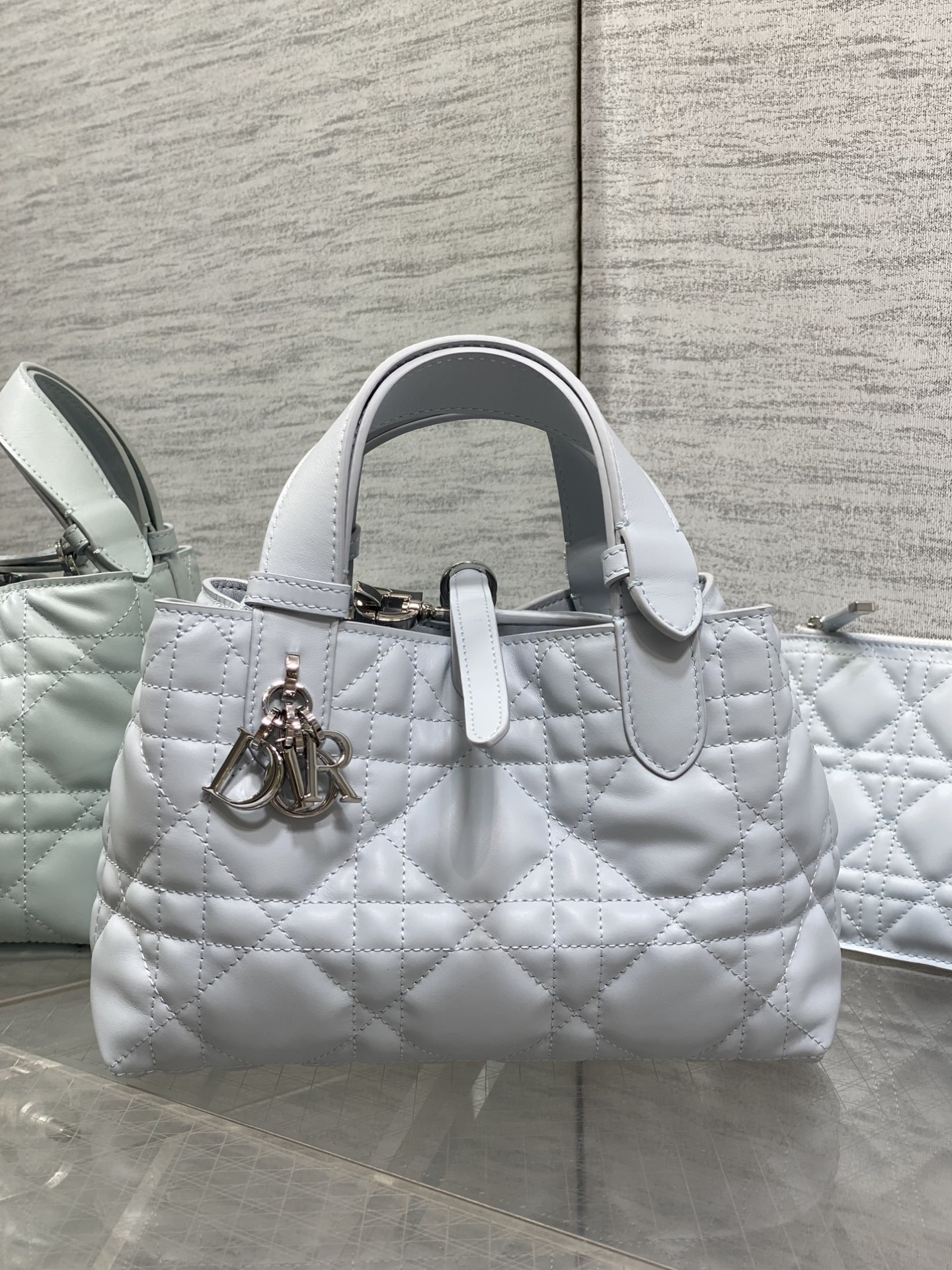 NO:812019,Glacier blue small size is in stock. New upgraded version, chip version inner sheepskin. Take Toujours with you when traveling. The oversized rhombus design is matched with classic letter accessories. It is full of modern fashion. The structure of the bag is very soft. The calfskin material is full of high-end feeling. The unique buckle can be folded on the side when it is closed. The capacity is very nice. It also has an inner pocket for easy storage of small items. size:23*15*15cm,Toujours popular tote,cowhide,sheepskin,Hermes,19860909冰川蓝小号现货 全新升级版本,芯片版内里羊皮 带着 Toujours 去旅行,超大菱格的设计,搭配经典的字母配饰,摩登时尚感十足,包身结构十分柔软,小牛皮材质高级感满满,别具一格的扣饰扣合时侧面可折叠,容量非常nice,还贴心的配有一枚内袋,方便收納小物品哦 size:23*15*15cm,Toujours大爆款托特,cowhide,sheepskin,Hermes,,Bag