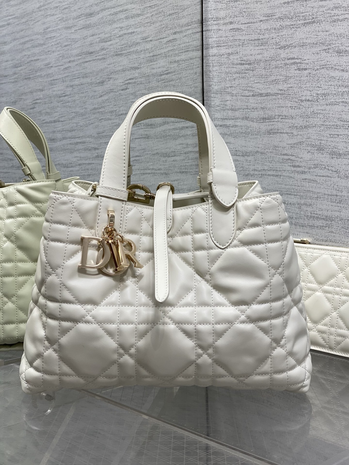 NO:812029,White medium size in stock. New upgraded version. The chip version has sheepskin lining. Take Toujours with you when traveling. The oversized rhombus design is paired with classic letter accessories. It is modern and fashionable. The structure of the bag is very soft. The calfskin material is full of high-end feeling. The unique buckle can be folded on the side when it is closed. The capacity is very nice. It also has an inner pocket for easy storage of small items. size:28.5*19*21cm,Toujours popular Tote,cowhide,sheepskin,Hermes,19860909白色中号现货 全新升级版本 芯片版本内里配羊皮 带着 Toujours 去旅行,超大菱格的设计,搭配经典的字母配饰,摩登时尚感十足,包身结构十分柔软,小牛皮材质高级感满满,别具一格的扣饰扣合时侧面可折叠,容量非常nice,还贴心的配有一枚内袋,方便收納小物品哦 size:28.5*19*21cm,Toujours大爆款托特,cowhide,sheepskin,Hermes,,Bag