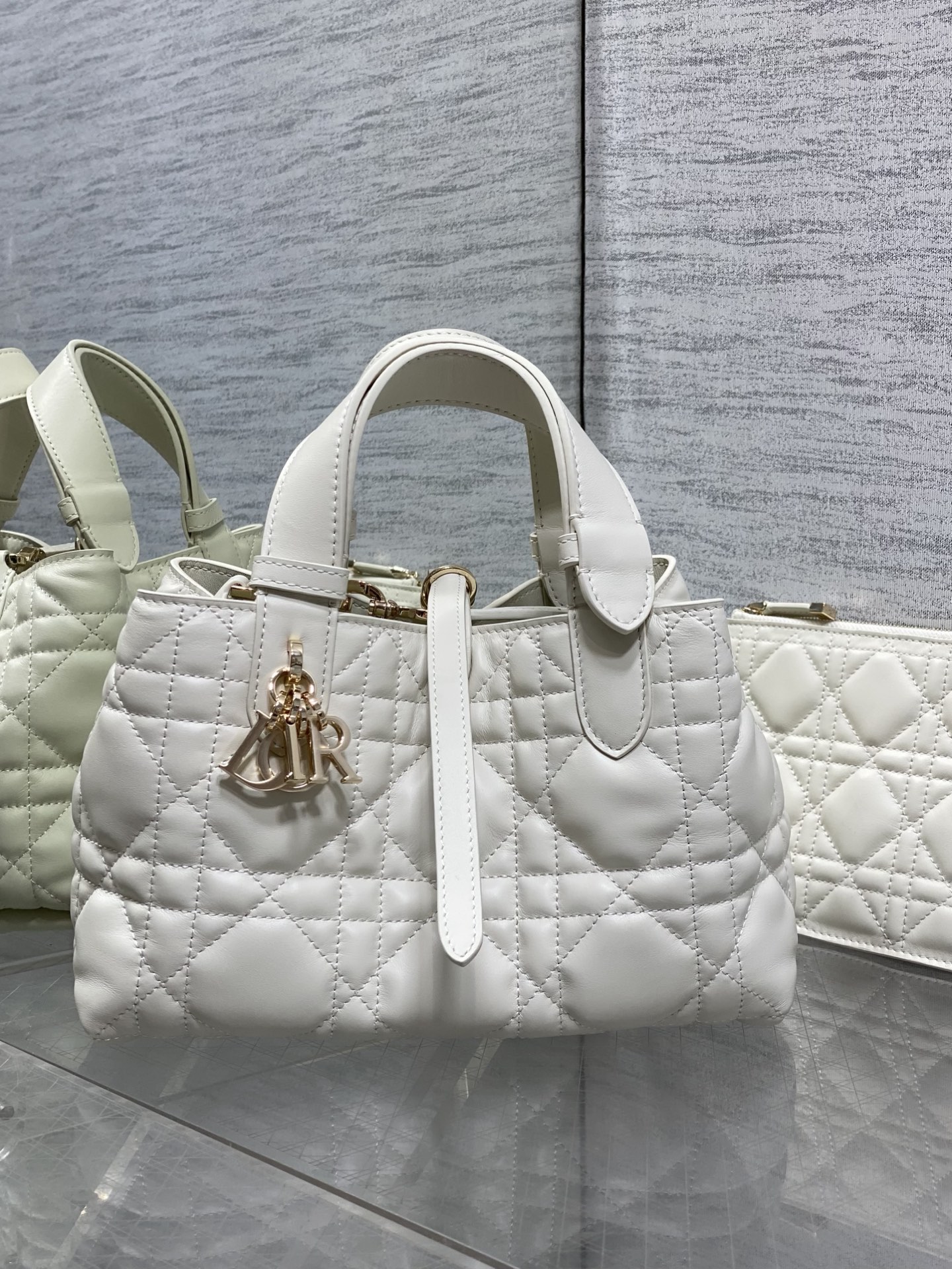 NO:811987,The white small size is in stock. The new upgraded version has chip version of sheepskin lining. Take Toujours with you when traveling. The oversized rhombus design is matched with classic letter accessories. It is modern and fashionable. The structure of the bag is very soft. The calfskin material is full of high-end feeling. The unique buckle can be folded on the side when it is fastened. The capacity is very nice. It also has an inner pocket for easy storage of small items. size:23*15*15cm,Toujours popular tote,cowhide,sheepskin,Hermes,19860909白色小号现货 全新升级版本,芯片版内里羊皮 带着 Toujours 去旅行,超大菱格的设计,搭配经典的字母配饰,摩登时尚感十足,包身结构十分柔软,小牛皮材质高级感满满,别具一格的扣饰扣合时侧面可折叠,容量非常nice,还贴心的配有一枚内袋,方便收納小物品哦 size:23*15*15cm,Toujours大爆款托特,cowhide,sheepskin,Hermes,,Bag