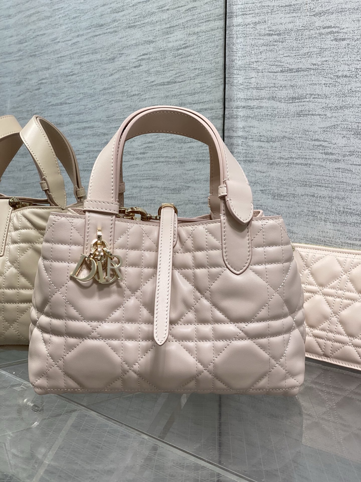 NO:811999,Rouge pink small size is in stock. New upgraded version, chip version inner sheepskin. Take Toujours with you when traveling. The oversized rhombus design, paired with classic letter accessories, is full of modern fashion. The structure of the bag is very soft. The calfskin material is full of high-end feeling. The unique buckle can be folded on the side when it is closed. The capacity is very nice. It also has an inner pocket for convenient storage of small items. size:23*15*15cm,Toujours popular tote,cowhide,sheepskin,Hermes,19860909胭脂粉小号现货 全新升级版本,芯片版内里羊皮 带着 Toujours 去旅行,超大菱格的设计,搭配经典的字母配饰,摩登时尚感十足,包身结构十分柔软,小牛皮材质高级感满满,别具一格的扣饰扣合时侧面可折叠,容量非常nice,还贴心的配有一枚内袋,方便收納小物品哦 size:23*15*15cm,Toujours大爆款托特,cowhide,sheepskin,Hermes,,Bag