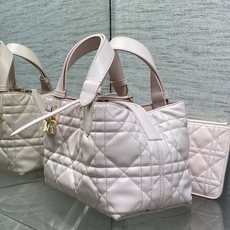 粉色小号现货‼️全新升级版本,芯片版内里羊皮带着 Toujours 去旅行,超大菱格的设计,搭配经典的字 粉色小号现货‼️全新升级版本,芯片版内里羊皮带着 Toujours 去旅行,超大菱格的设计,搭配经典的字