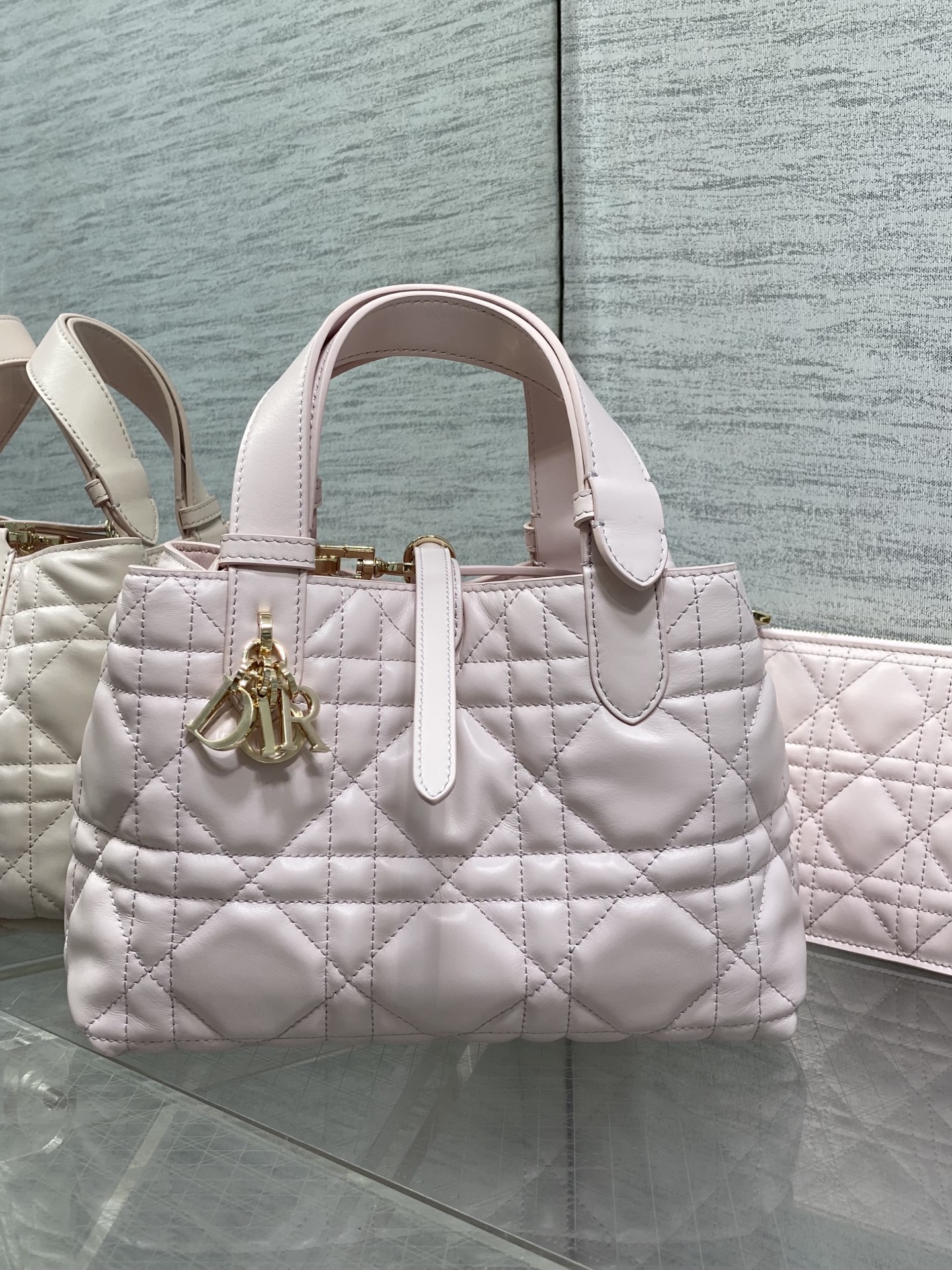 NO:812011,Soft pink small size is in stock. New upgraded version, chip version inner sheepskin. Take Toujours with you when traveling. The oversized rhombus design, with classic letter accessories, is full of modern fashion. The structure of the bag is very soft. The calfskin material is full of high-end feeling. The unique buckle can be folded on the side when it is closed. The capacity is very nice. It also has an inner pocket for easy storage of small items. size:23*15*15cm,Toujours popular tote,cowhide,sheepskin,Hermes,19860909柔粉色小号现货 全新升级版本,芯片版内里羊皮 带着 Toujours 去旅行,超大菱格的设计,搭配经典的字母配饰,摩登时尚感十足,包身结构十分柔软,小牛皮材质高级感满满,别具一格的扣饰扣合时侧面可折叠,容量非常nice,还贴心的配有一枚内袋,方便收納小物品哦 size:23*15*15cm,Toujours大爆款托特,cowhide,sheepskin,Hermes,,Bag