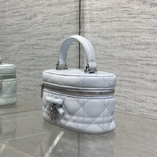 芯片版原厂皮现货‼️Dior26s新款蝴蝶结系列新款美包又上新了进口小羊皮精心制作,精湛的工艺经典的菱形 芯片版原厂皮现货‼️Dior26s新款蝴蝶结系列新款美包又上新了进口小羊皮精心制作,精湛的工艺经典的菱形