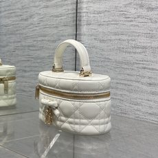 芯片版原厂皮现货‼️Dior26s新款蝴蝶结系列新款美包又上新了进口小羊皮精心制作,精湛的工艺经典的菱形 芯片版原厂皮现货‼️Dior26s新款蝴蝶结系列新款美包又上新了进口小羊皮精心制作,精湛的工艺经典的菱形
