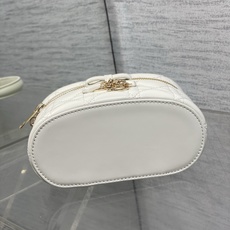 芯片版原厂皮现货‼️Dior26s新款蝴蝶结系列新款美包又上新了进口小羊皮精心制作,精湛的工艺经典的菱形 芯片版原厂皮现货‼️Dior26s新款蝴蝶结系列新款美包又上新了进口小羊皮精心制作,精湛的工艺经典的菱形