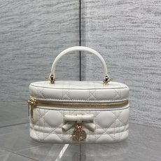 芯片版原厂皮现货‼️Dior26s新款蝴蝶结系列新款美包又上新了进口小羊皮精心制作,精湛的工艺经典的菱形 芯片版原厂皮现货‼️Dior26s新款蝴蝶结系列新款美包又上新了进口小羊皮精心制作,精湛的工艺经典的菱形
