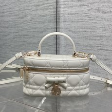 芯片版原厂皮现货‼️Dior26s新款蝴蝶结系列新款美包又上新了进口小羊皮精心制作,精湛的工艺经典的菱形 芯片版原厂皮现货‼️Dior26s新款蝴蝶结系列新款美包又上新了进口小羊皮精心制作,精湛的工艺经典的菱形