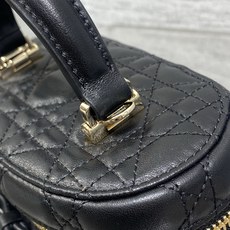 芯片版原厂皮现货‼️Dior26s新款蝴蝶结系列新款美包又上新了进口小羊皮精心制作,精湛的工艺经典的菱形 芯片版原厂皮现货‼️Dior26s新款蝴蝶结系列新款美包又上新了进口小羊皮精心制作,精湛的工艺经典的菱形