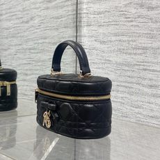 芯片版原厂皮现货‼️Dior26s新款蝴蝶结系列新款美包又上新了进口小羊皮精心制作,精湛的工艺经典的菱形 芯片版原厂皮现货‼️Dior26s新款蝴蝶结系列新款美包又上新了进口小羊皮精心制作,精湛的工艺经典的菱形