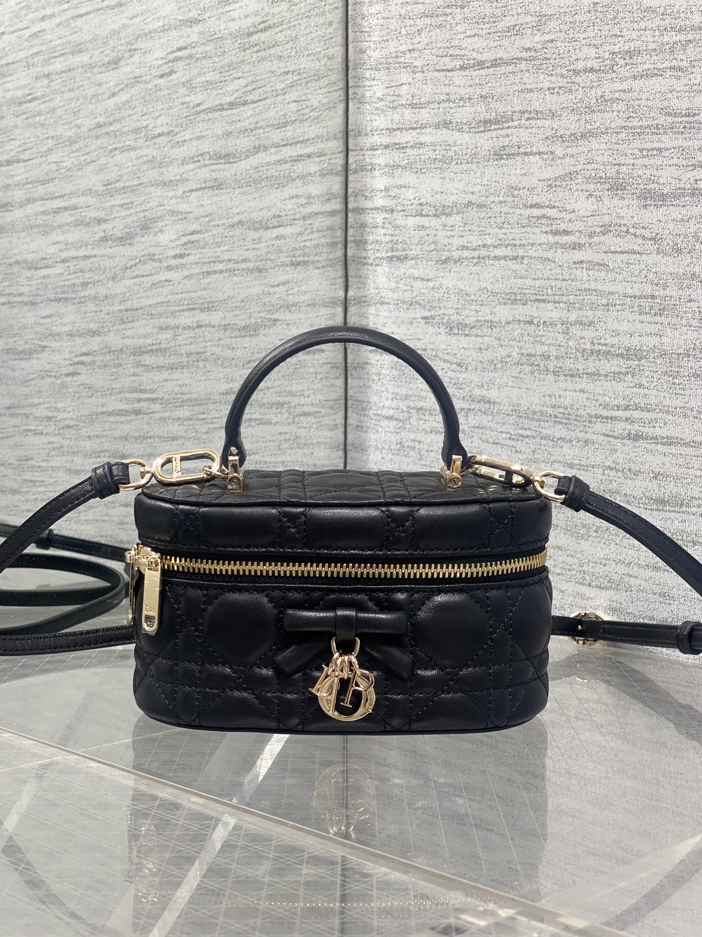 NO:812031,Chip version of original leather in stock. Dior26s new bow series. New beauty bags are available again. Imported lambskin is carefully made with exquisite craftsmanship. Classic diamond grid, lucky bag drawstring design. Exquisite bow, elegant yet cute. With detachable long shoulder strap, can be worn on one shoulder or crossbody. Practical and beautiful coexist, super large capacity design. Can be taken out beautifully on vacations.  size17*10.5*8cm, original leather bow, dior, sheepskin, Hermes,19860909芯片版原厂皮现货 Dior26s新款蝴蝶结系列 新款美包又上新了 进口小羊皮精心制作,精湛的工艺 经典的菱形格,福袋抽绳设计的造型 精致的蝴蝶结,优雅又不失可爱感 搭配可拆卸的长肩带,可单肩可斜挎 实用和美貌并存,超大容量的设计 假期出游可以美美的带出门 size17*10.5*8cm,原厂皮蝴蝶结,dior,sheepskin,Hermes,,Bag