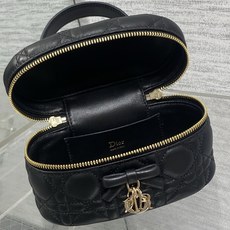芯片版原厂皮现货‼️Dior26s新款蝴蝶结系列新款美包又上新了进口小羊皮精心制作,精湛的工艺经典的菱形 芯片版原厂皮现货‼️Dior26s新款蝴蝶结系列新款美包又上新了进口小羊皮精心制作,精湛的工艺经典的菱形