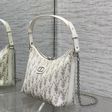 现货‼️Dior秋冬系列Miss Dior单肩水饺包 采用新款白灰色Oblique面料精心制作 别具一格 现货‼️Dior秋冬系列Miss Dior单肩水饺包 采用新款白灰色Oblique面料精心制作 别具一格
